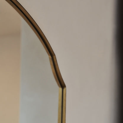 Isla - Specchio da Parete Arcuato in Metallo Oro 120cm x 90cm