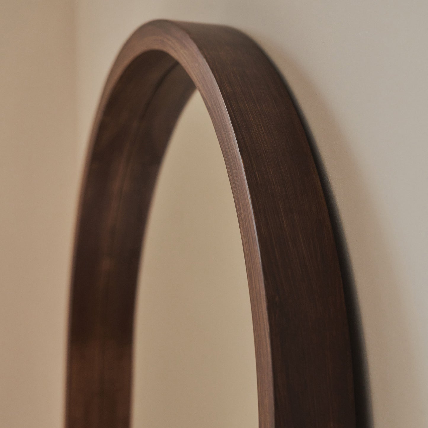 Lilia - Specchio ad Arco in Legno Scuro a Figura Intera 170cm x 80cm