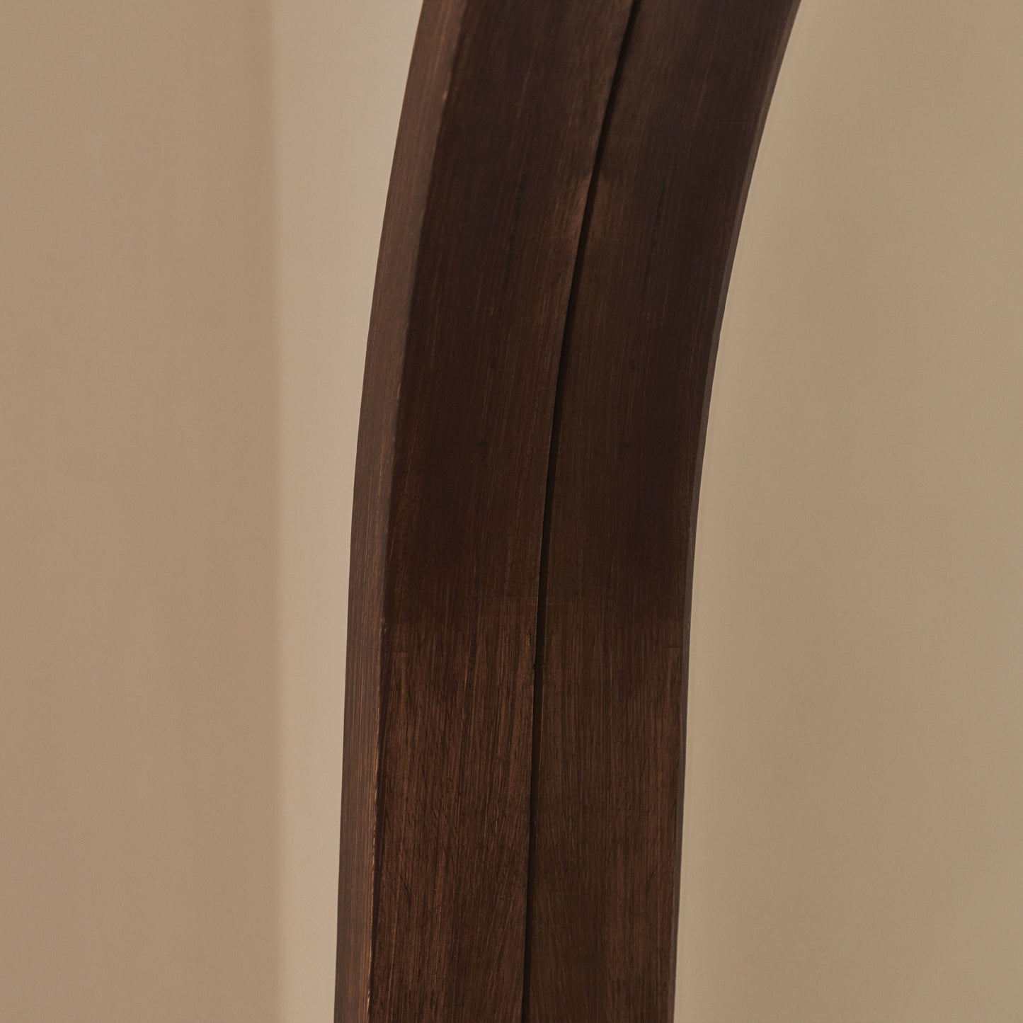 Lilia - Specchio ad Arco in Legno Scuro a Figura Intera 170cm x 80cm