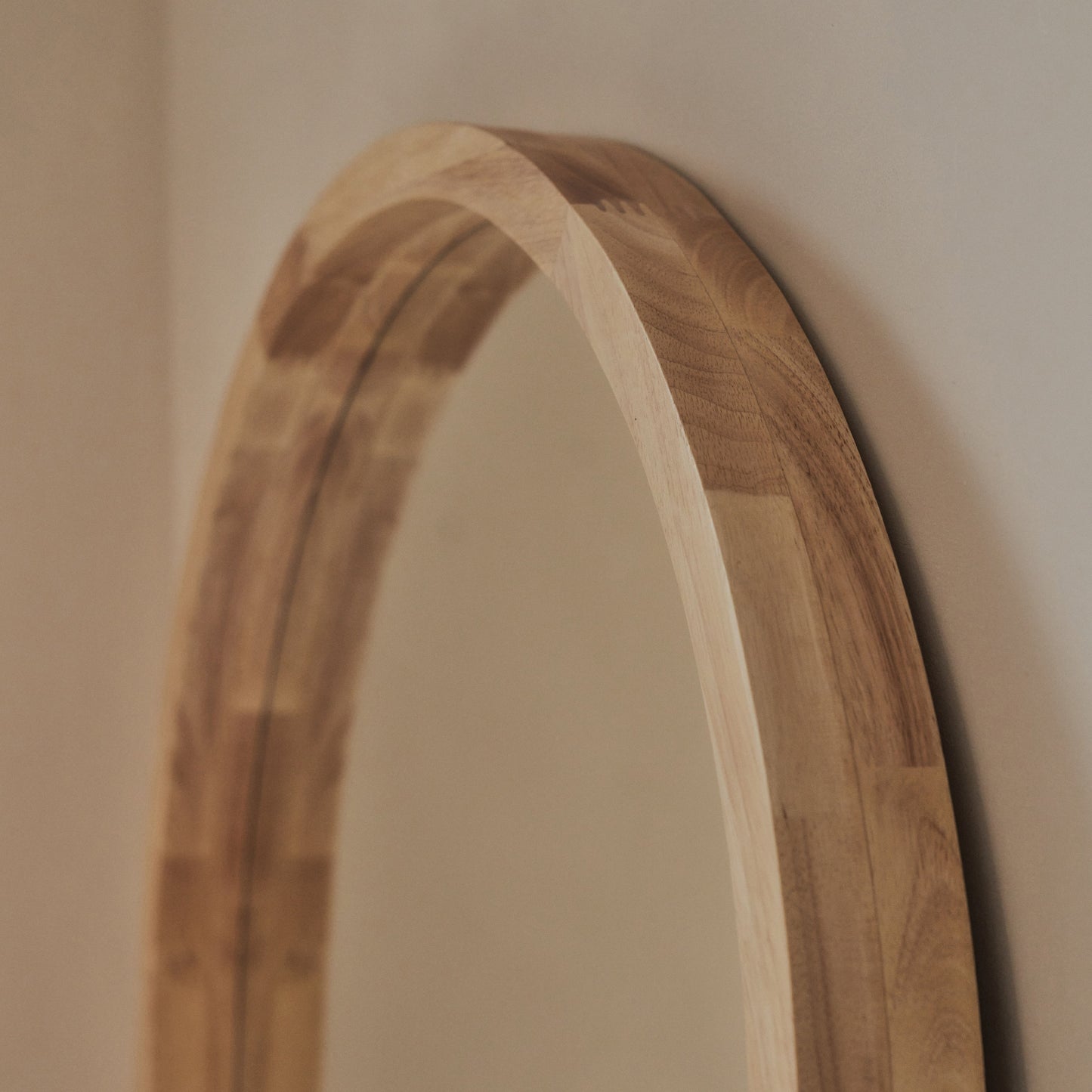 Lilia - Specchio Arcuato in Legno Chiaro a Figura Intera 170cm x 80cm