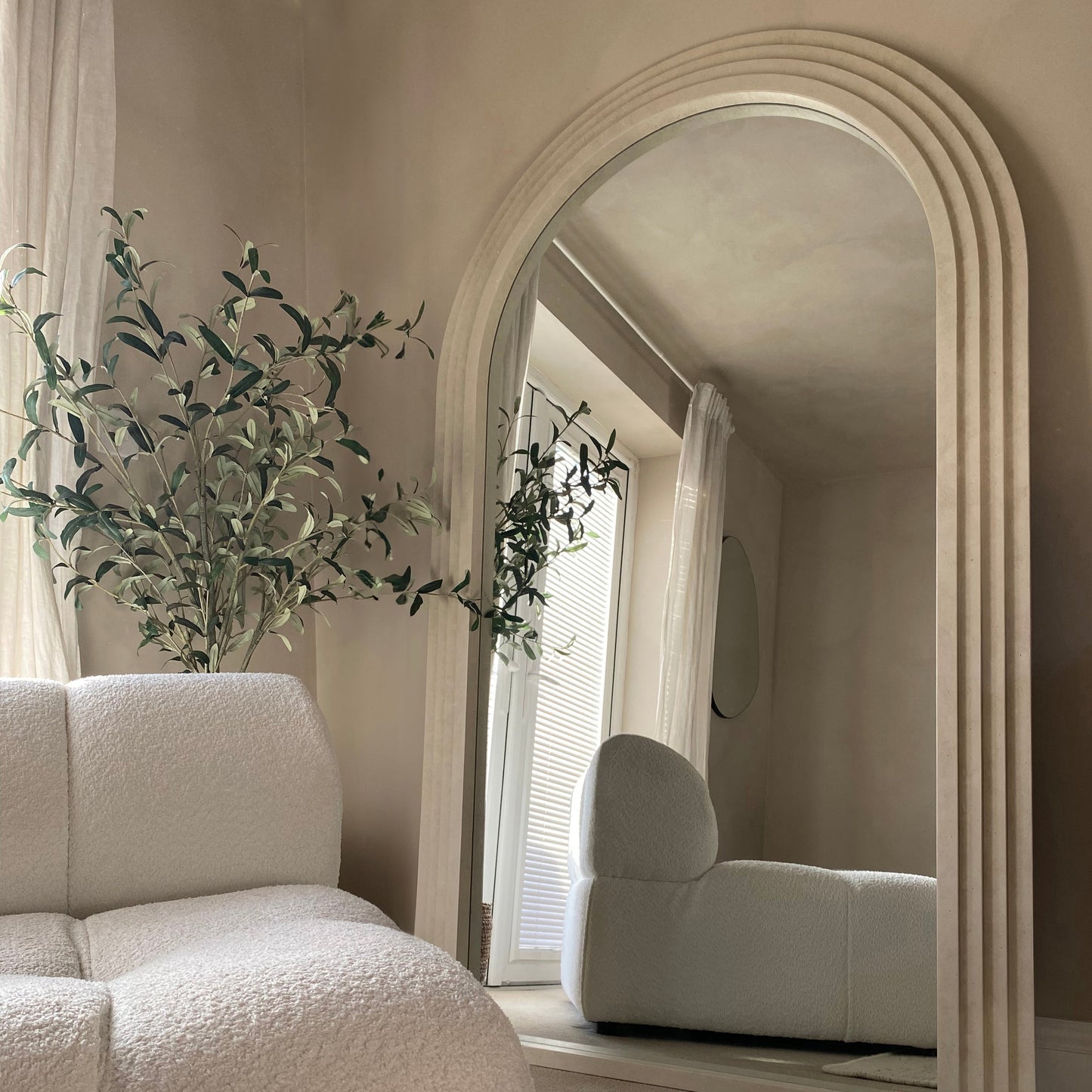 Luciana - Specchio ad Arco in Cemento a Figura Intera 180cm x 110cm
