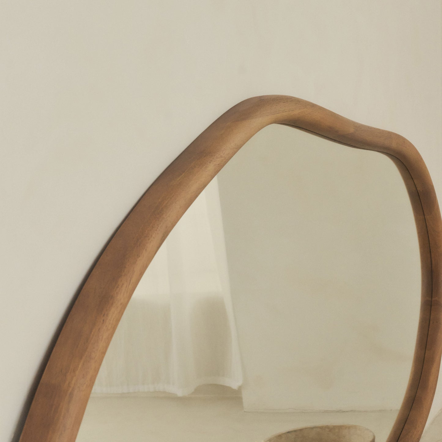 Aaliyah - Specchio da Parete Irregolare in Legno Caldo 150cm x 75cm