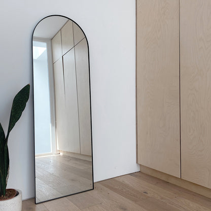 Theo - Specchio Grande ad Arco in Metallo Nero a Figura Intera 160cm x 50cm