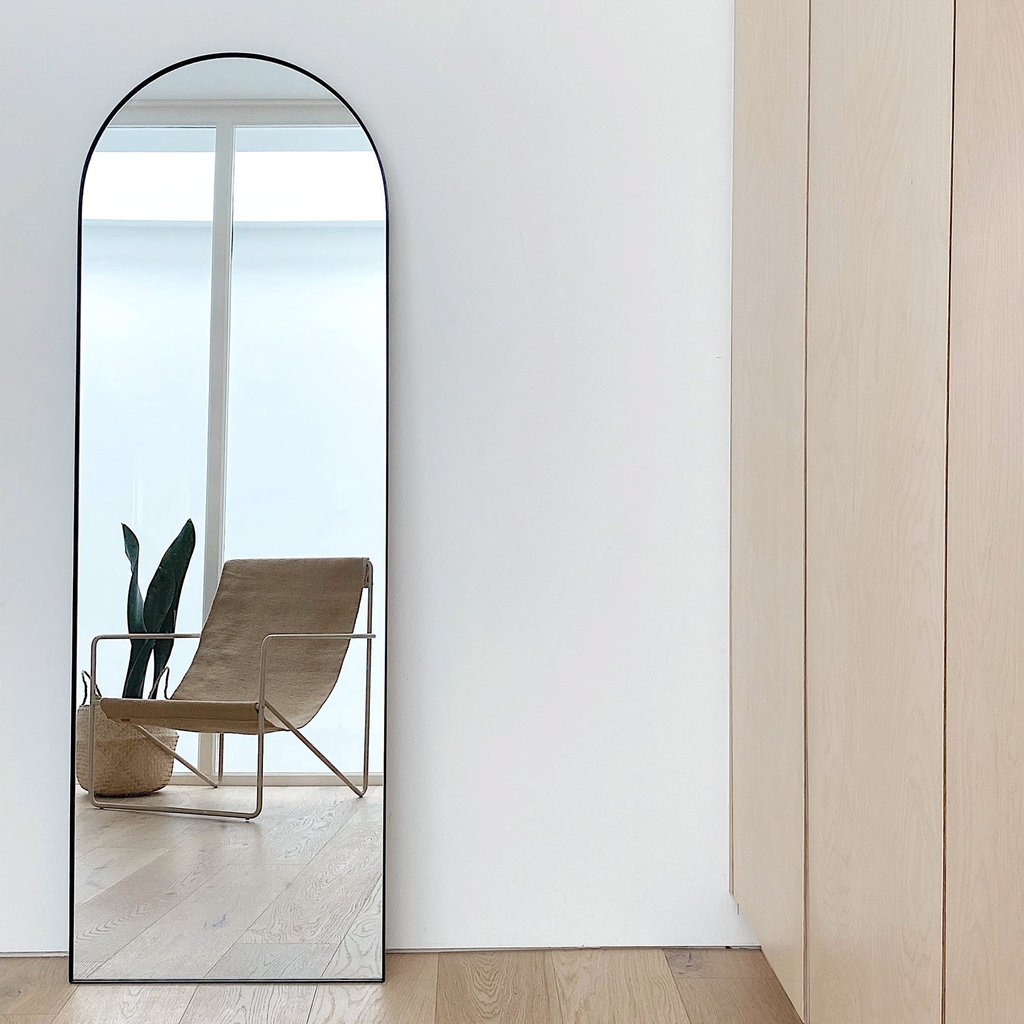 Theo - Specchio Grande ad Arco in Metallo Nero a Figura Intera 160cm x 50cm