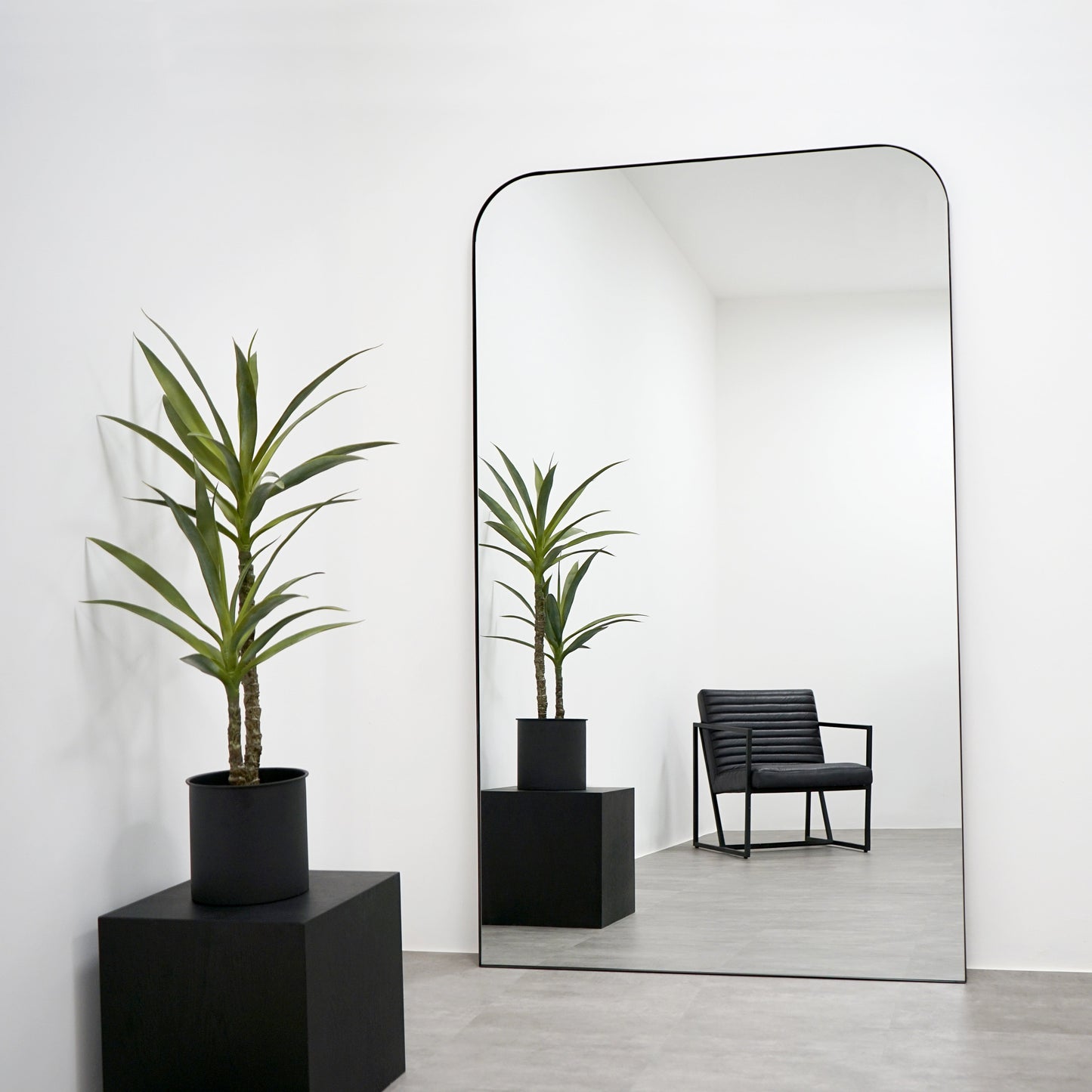 Theo - Specchio Grande in Metallo Curvo Nero Intero 200cm x 120cm