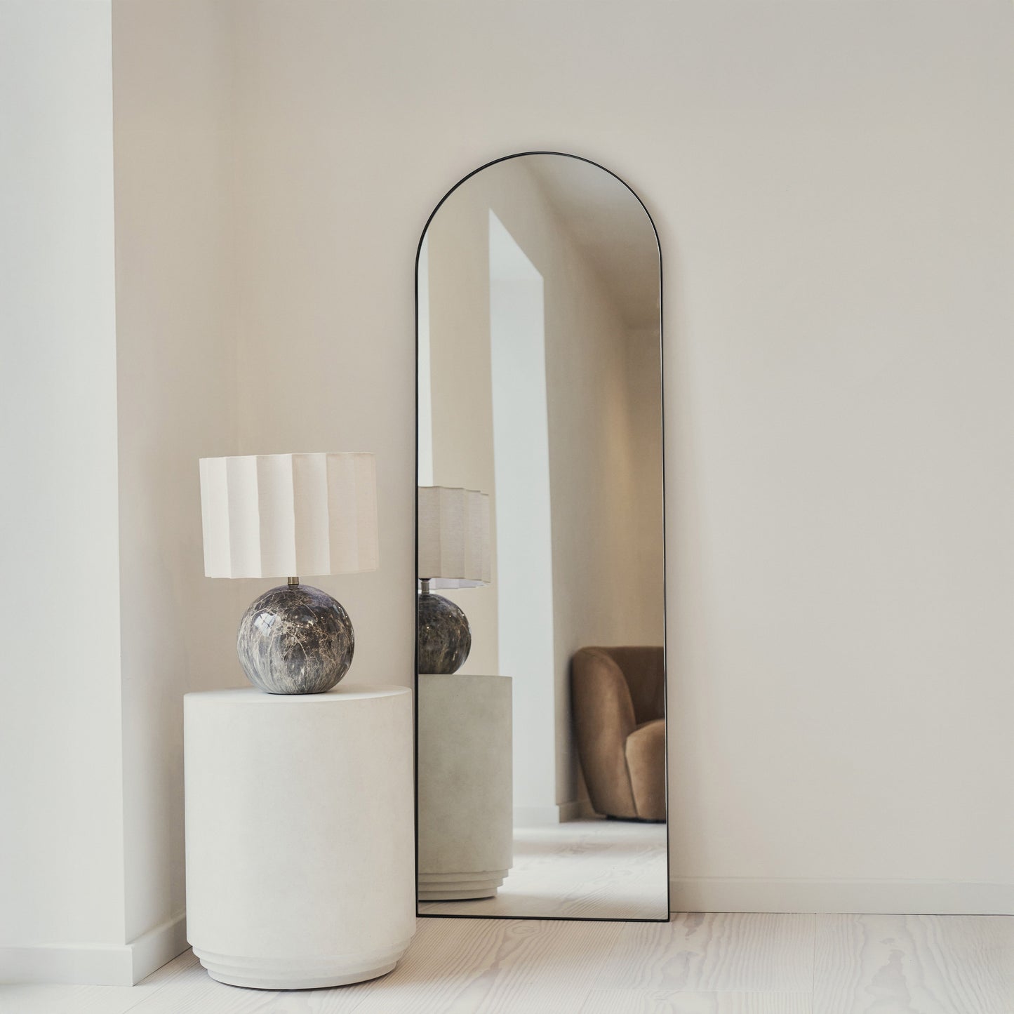 Theo - Specchio Grande ad Arco in Metallo Nero a Figura Intera 160cm x 50cm