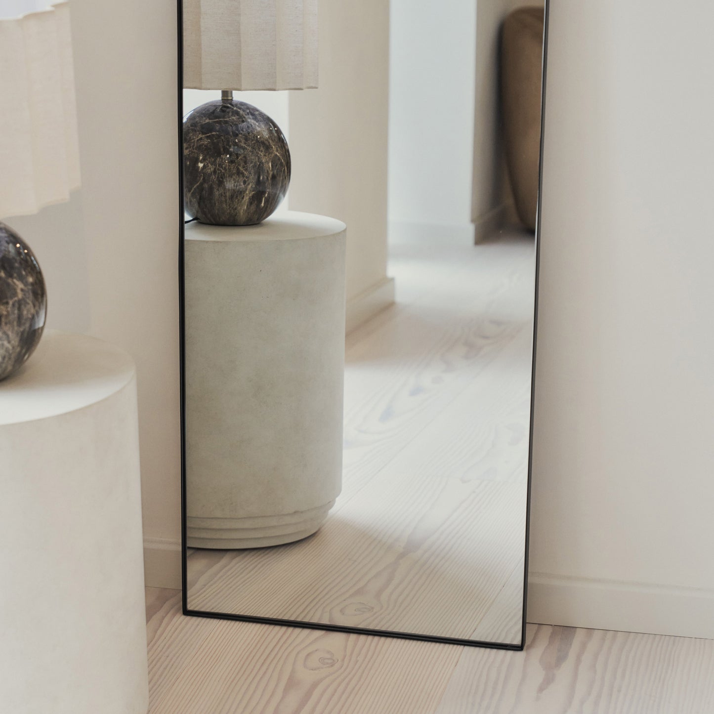 Theo - Specchio Grande ad Arco in Metallo Nero a Figura Intera 160cm x 50cm