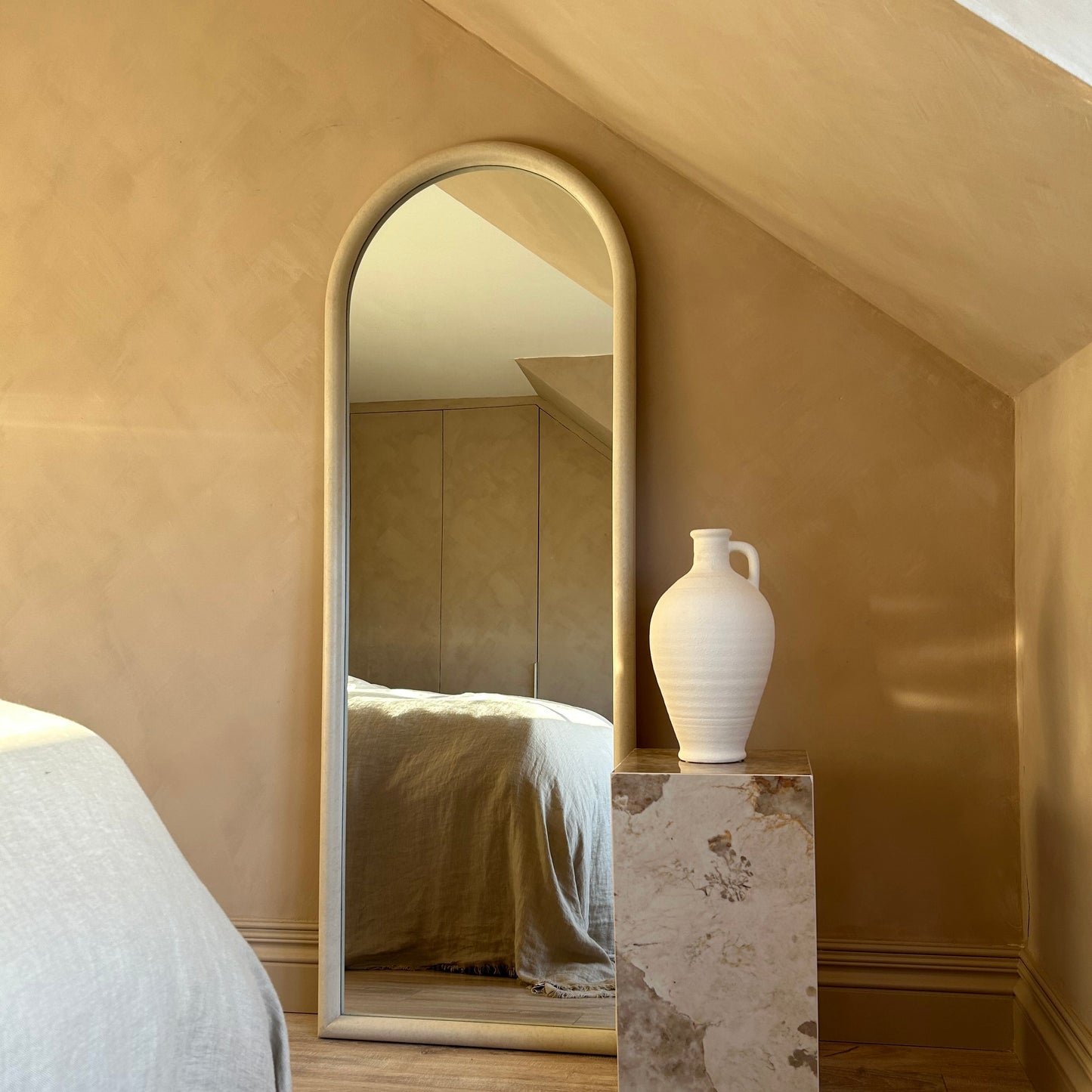Amora - Specchio Grande ad Arco in Cemento a Figura Intera 172cm x 60cm