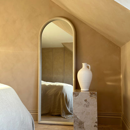 Amora - Specchio Grande ad Arco in Cemento a Figura Intera 172cm x 60cm