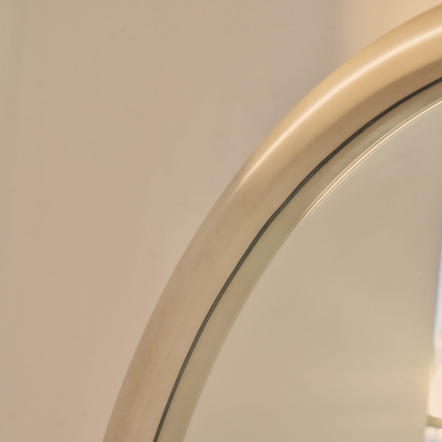 Amora - Specchio Grande ad Arco in Cemento a Figura Intera 180cm x 90cm
