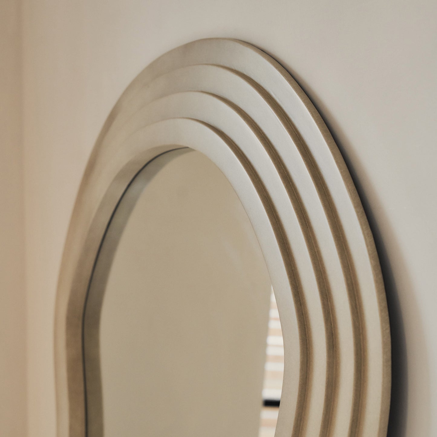 Luciana - Specchio Grande a Onde in Cemento a Figura Intera 180cm x 105cm