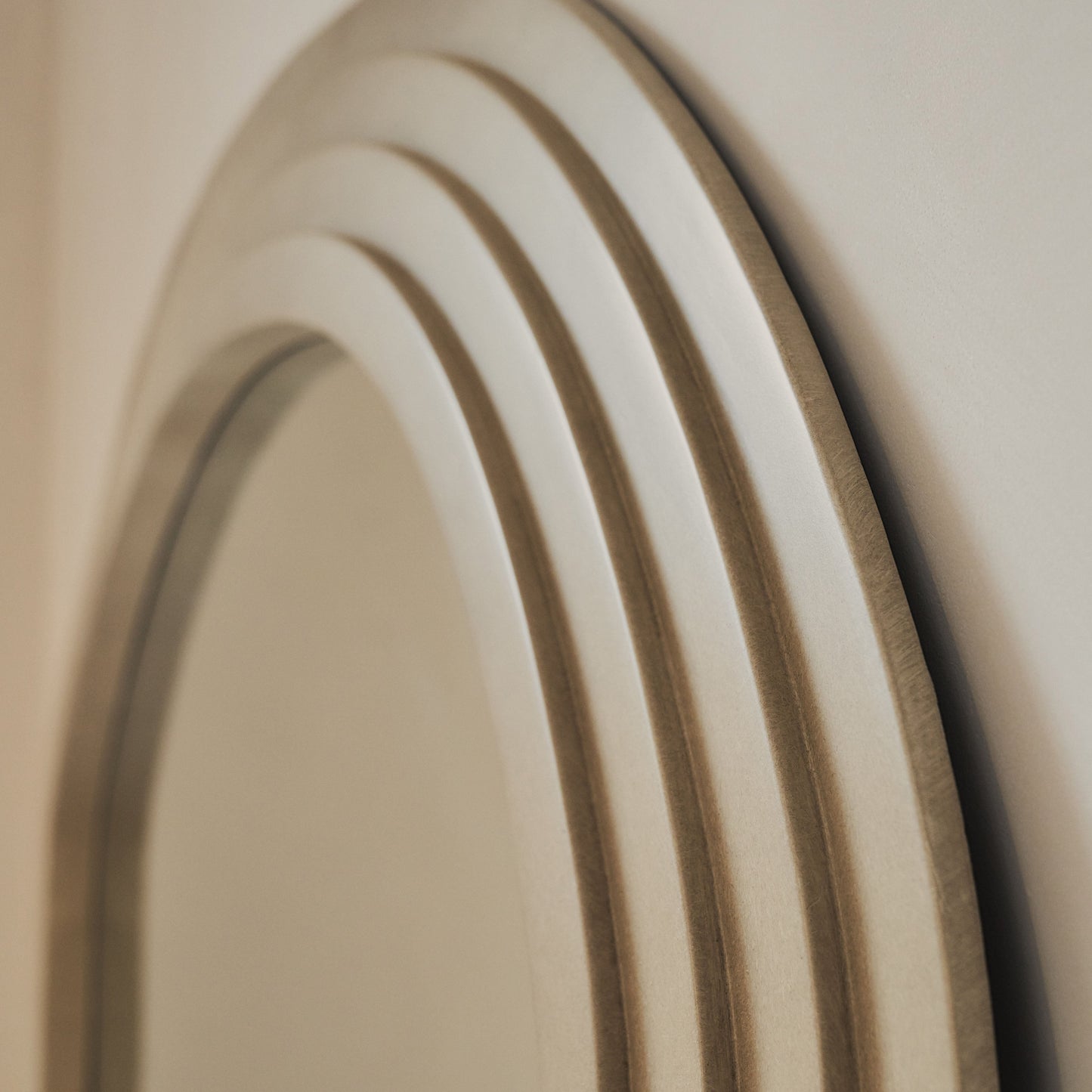 Luciana - Specchio Grande a Onde in Cemento a Figura Intera 180cm x 105cm