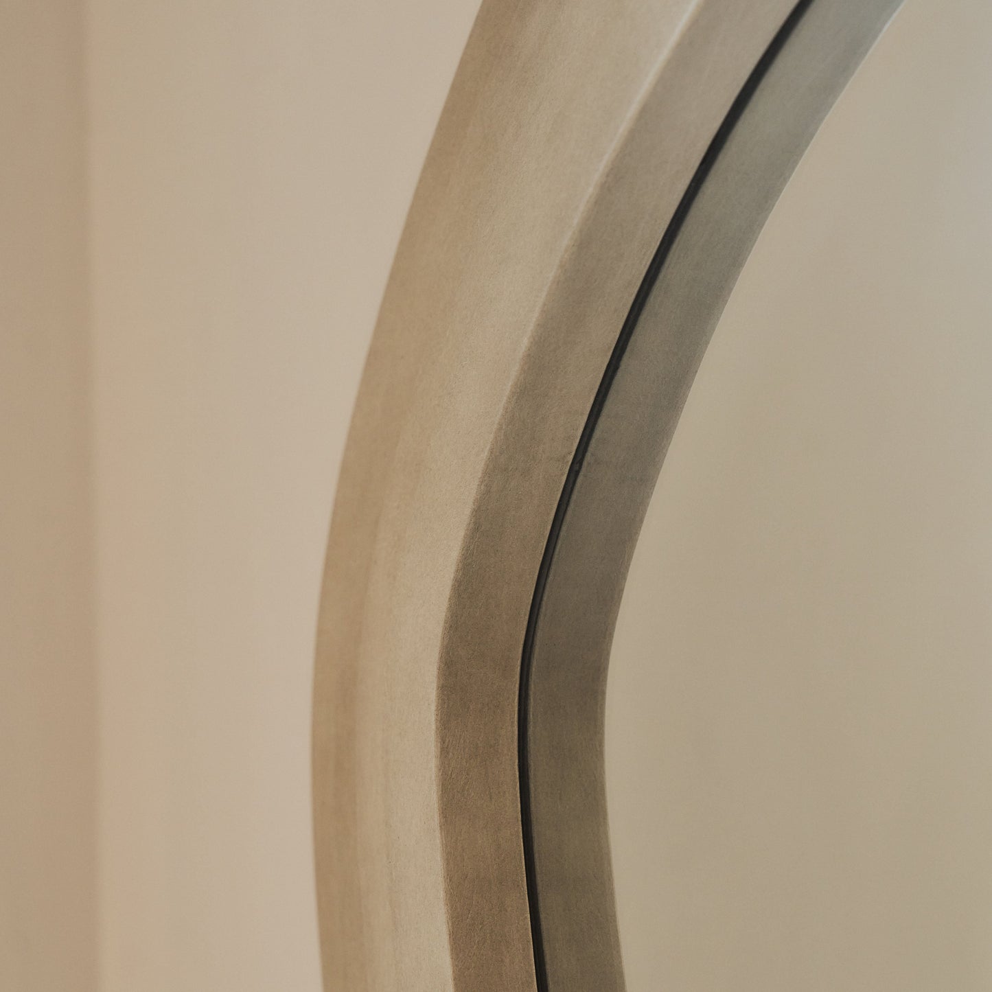 Luciana - Specchio Grande a Onde in Cemento a Figura Intera 180cm x 105cm