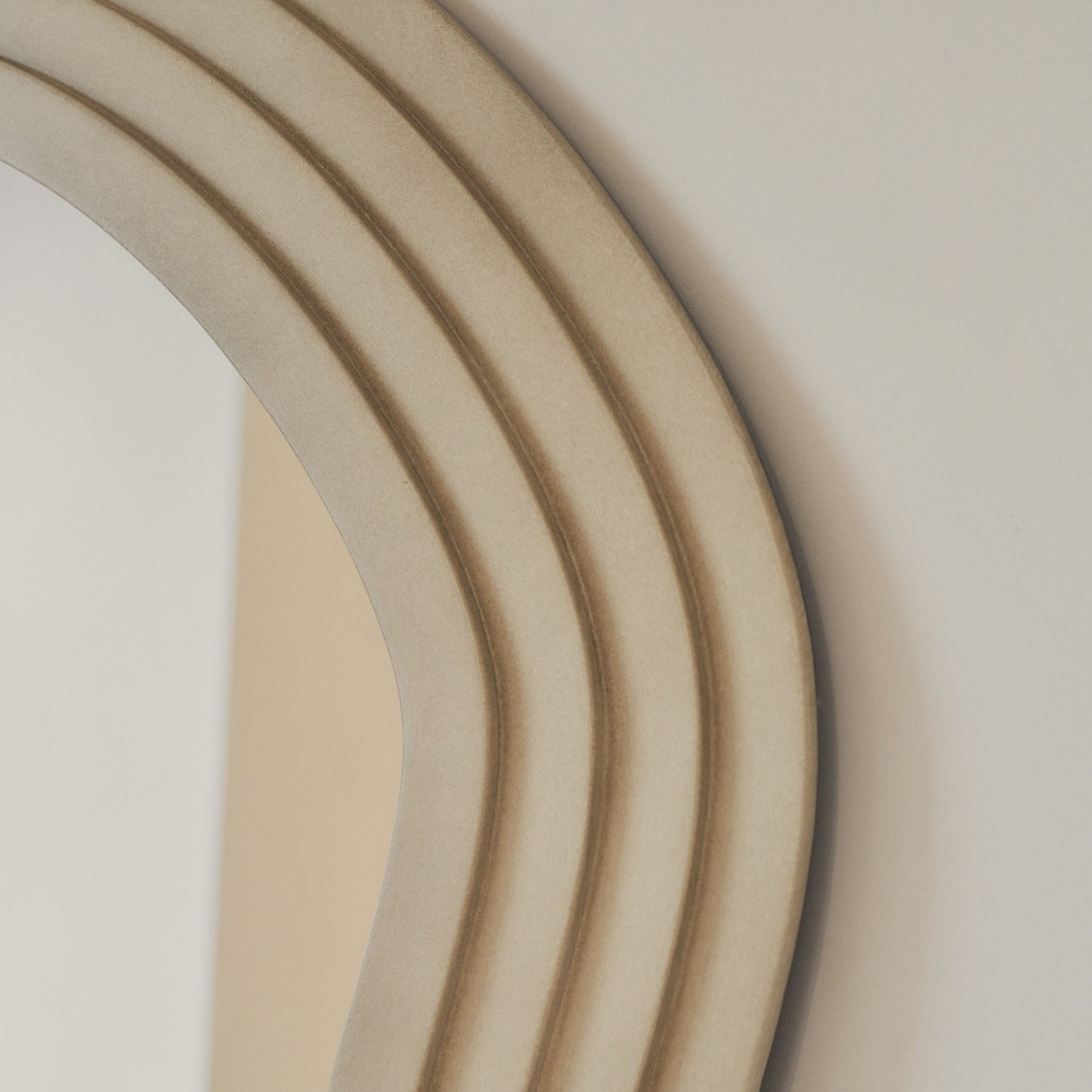 Luciana - Specchio Grande a Onde in Cemento a Figura Intera 180cm x 105cm