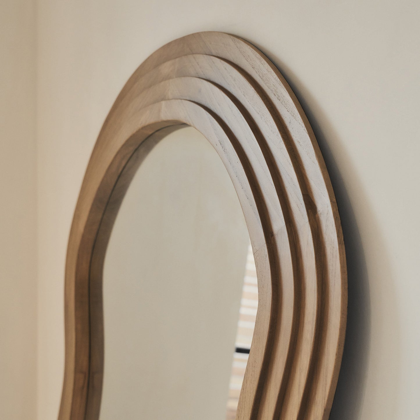 Luciana - Specchio Grande a Figura Intera con Cornice Ondulata in Legno Caldo 180cm x 105cm