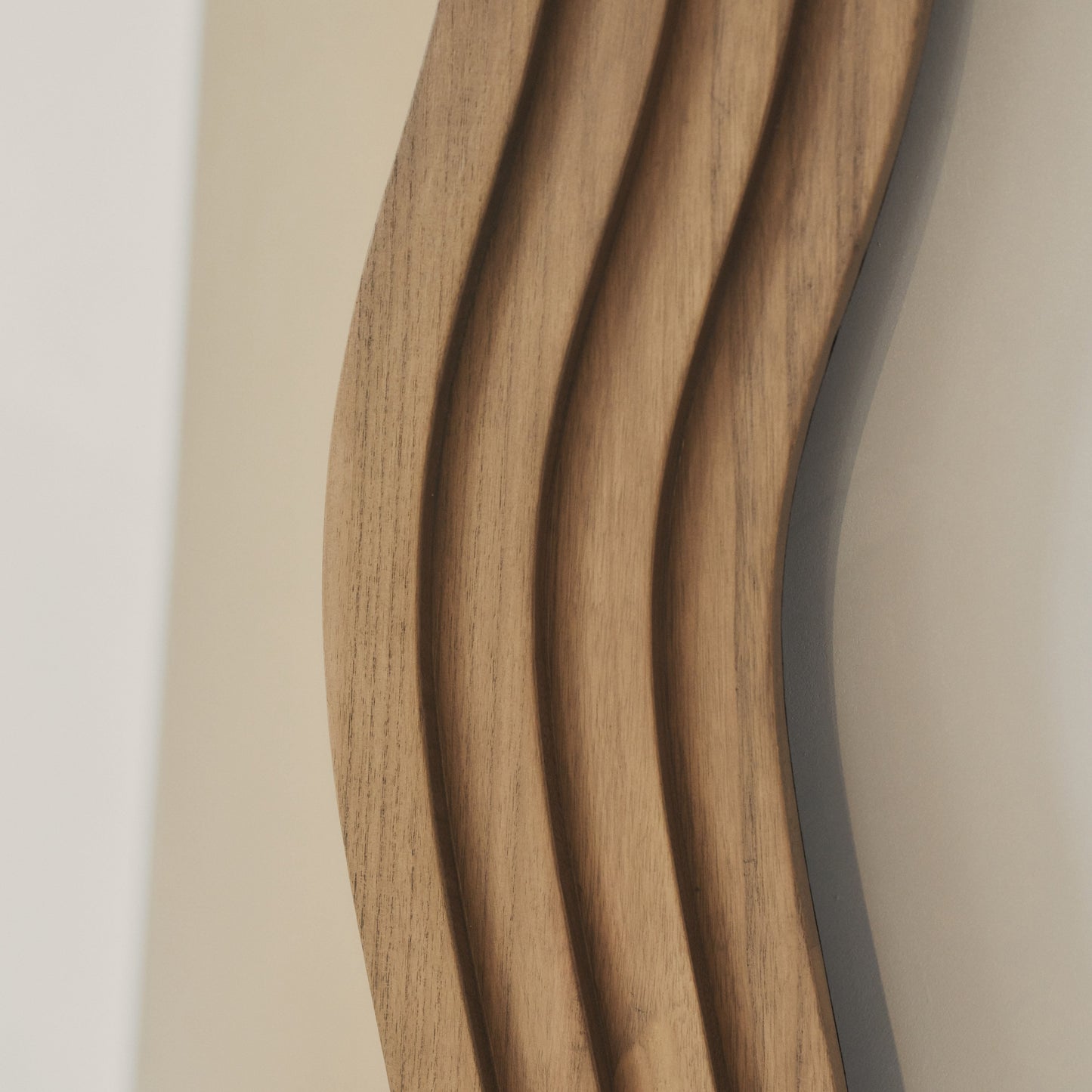 Luciana - Specchio Grande a Figura Intera con Cornice Ondulata in Legno Caldo 180cm x 105cm