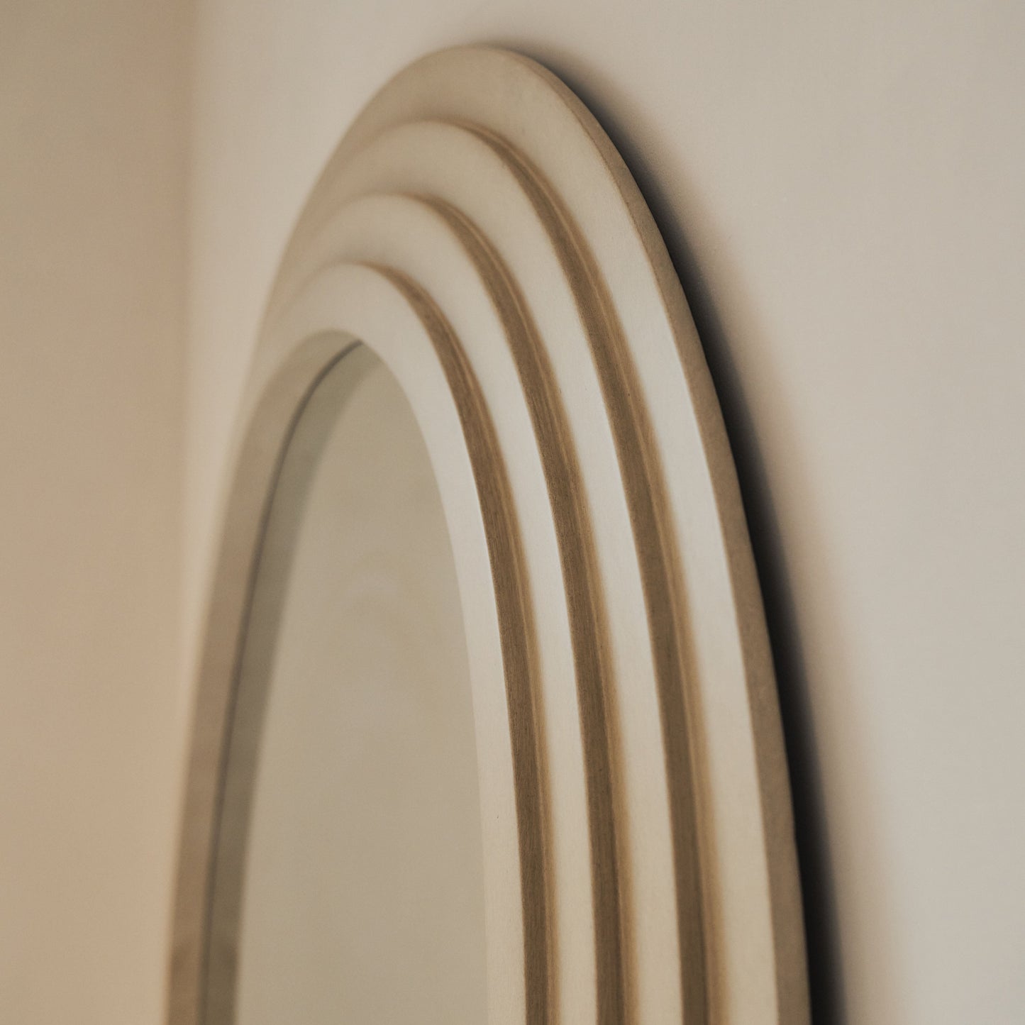 Luciana - Specchio Grande Irregolare in Cemento a Figura Intera 200cm x 120cm