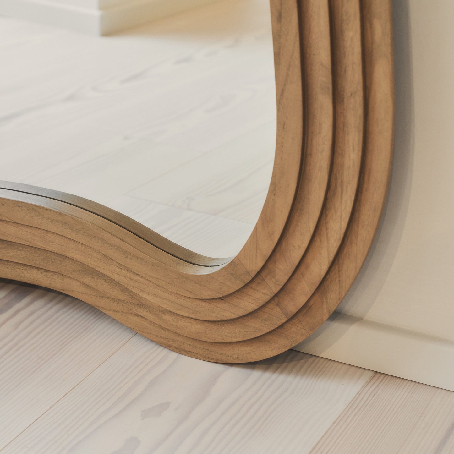 Luciana - Specchio Grande Irregolare in Legno Caldo a Figura Intera 200cm x 120cm