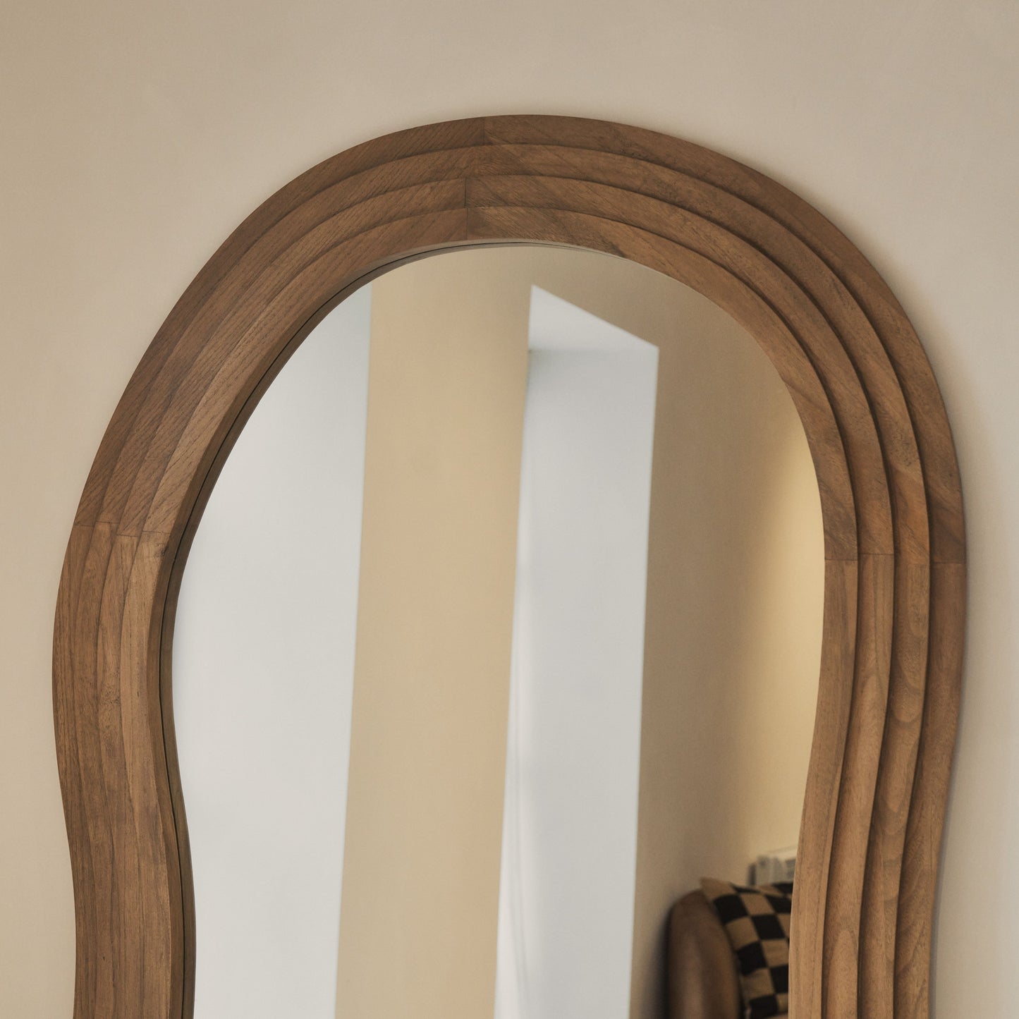 Luciana - Specchio Grande Irregolare in Legno Caldo a Figura Intera 200cm x 120cm