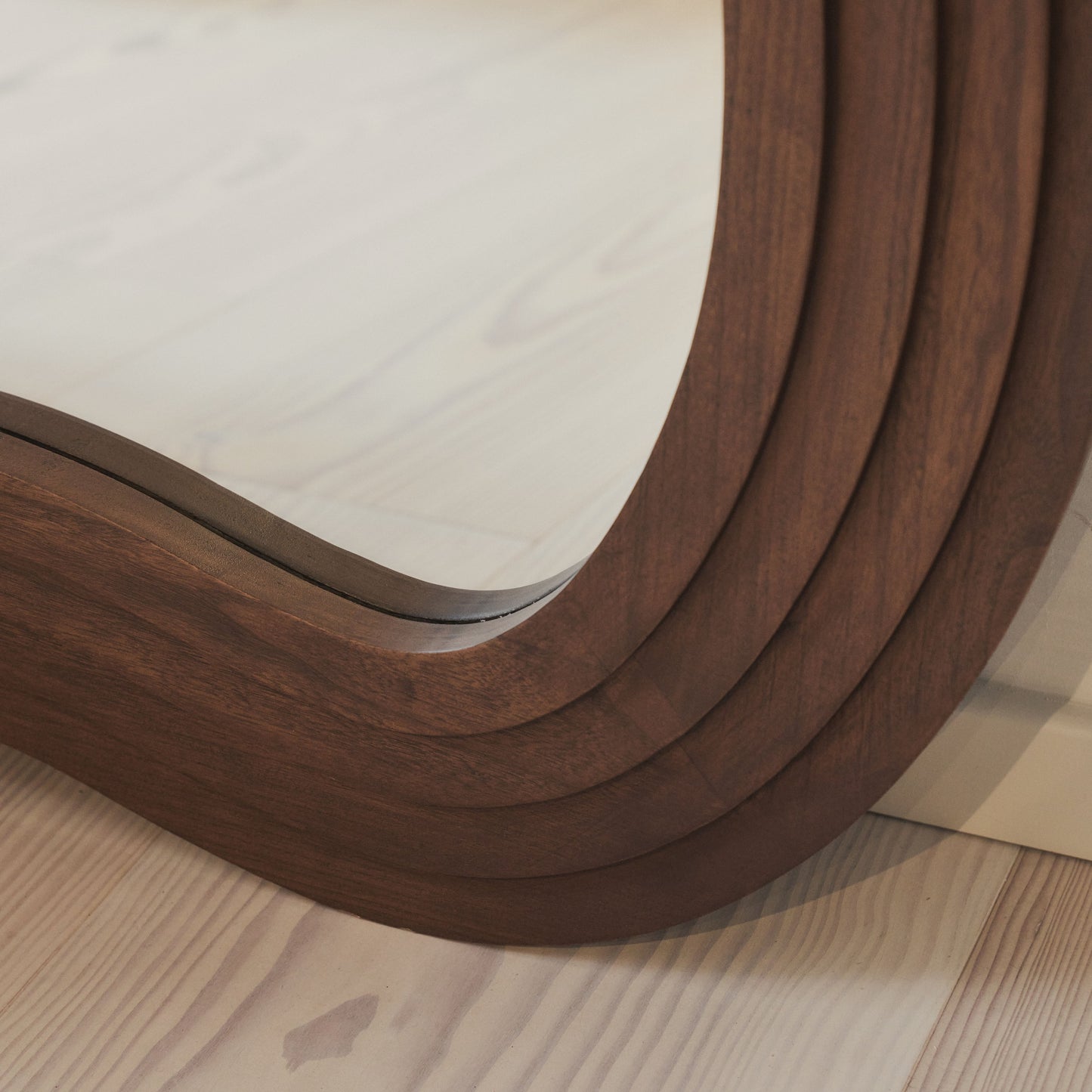 Luciana - Specchio Grande a Figura Intera Irregolare in Legno Scuro 200cm x 120cm