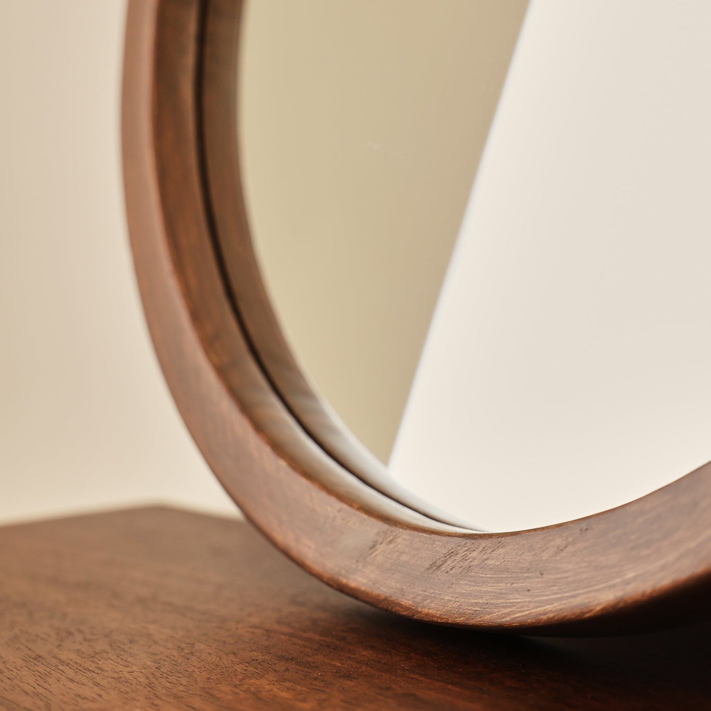 Arden - Specchio da Parete Rotondo in Legno Scuro 40cm x 40cm