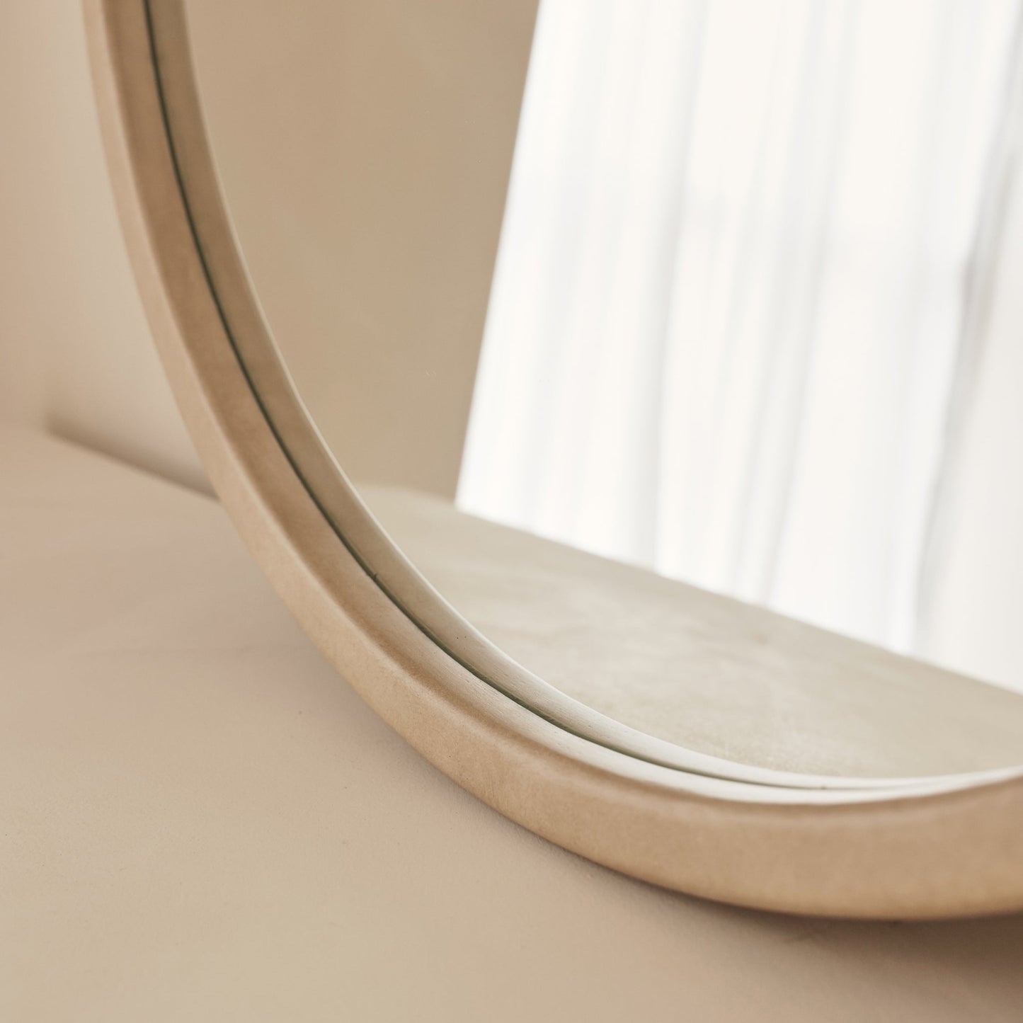Arden - Specchio da Parete Tondo in Legno Cemento 70cm x 70cm