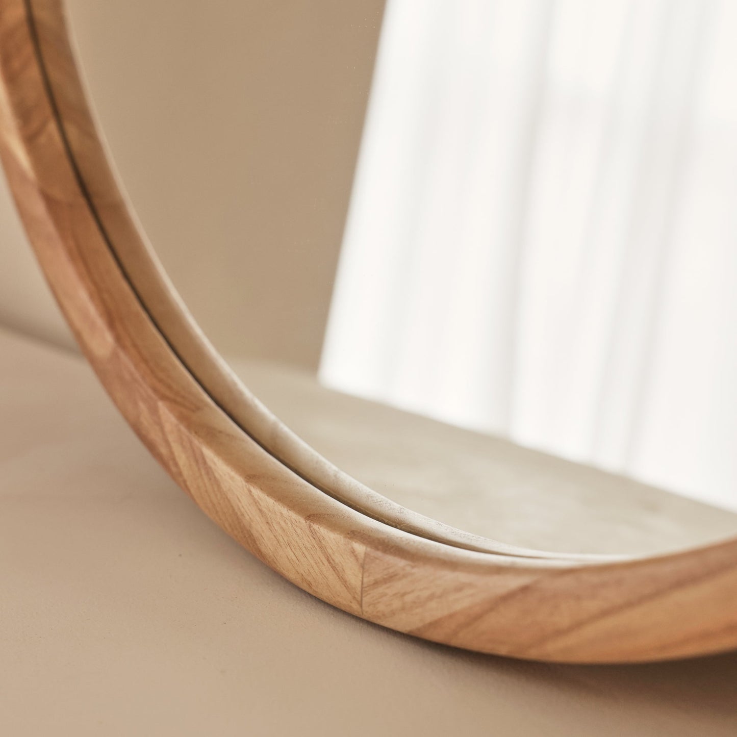 Arden - Specchio da Parete Rotondo in Legno Chiaro 70cm x 70cm