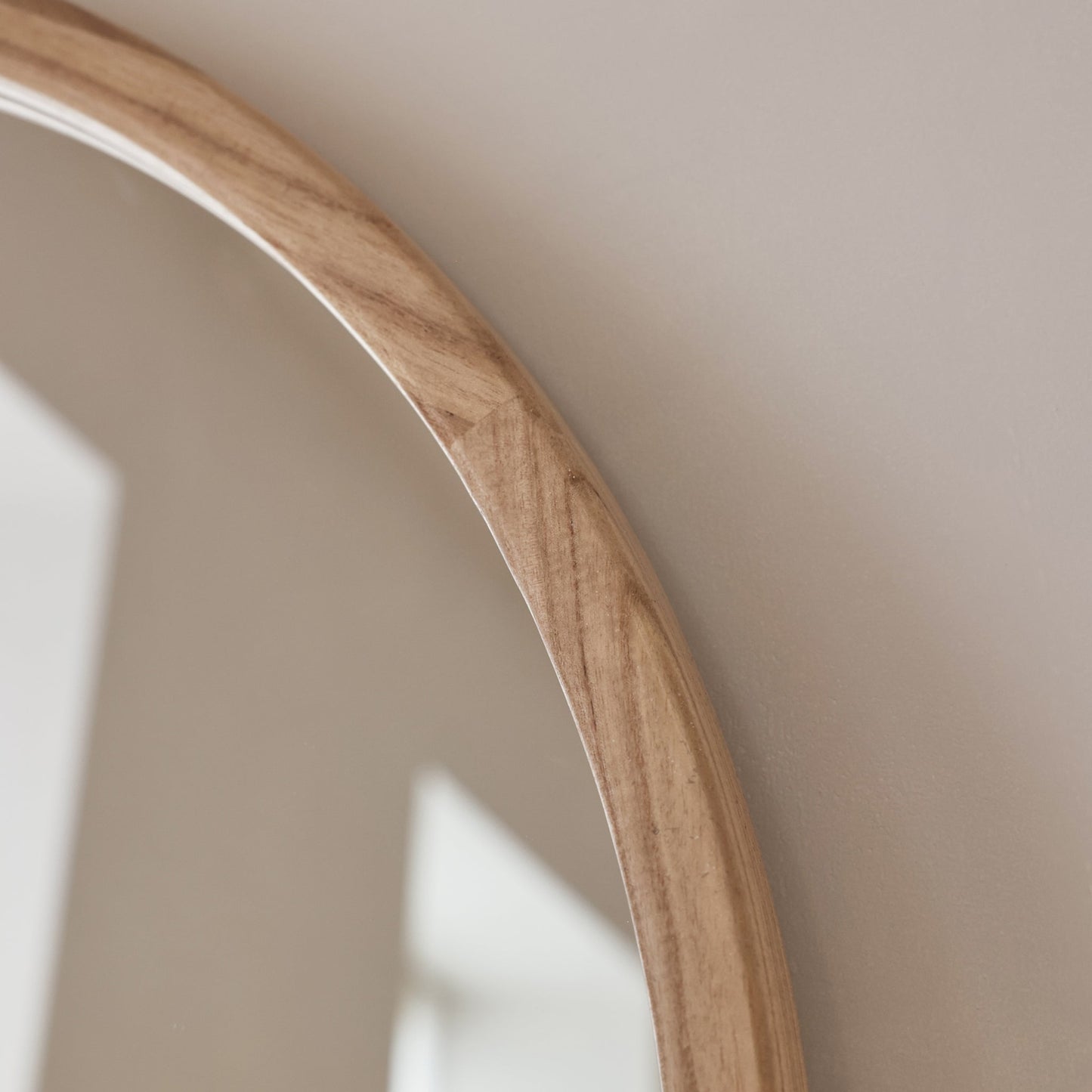 Arden - Specchio da Parete Rotondo in Legno Chiaro 70cm x 70cm