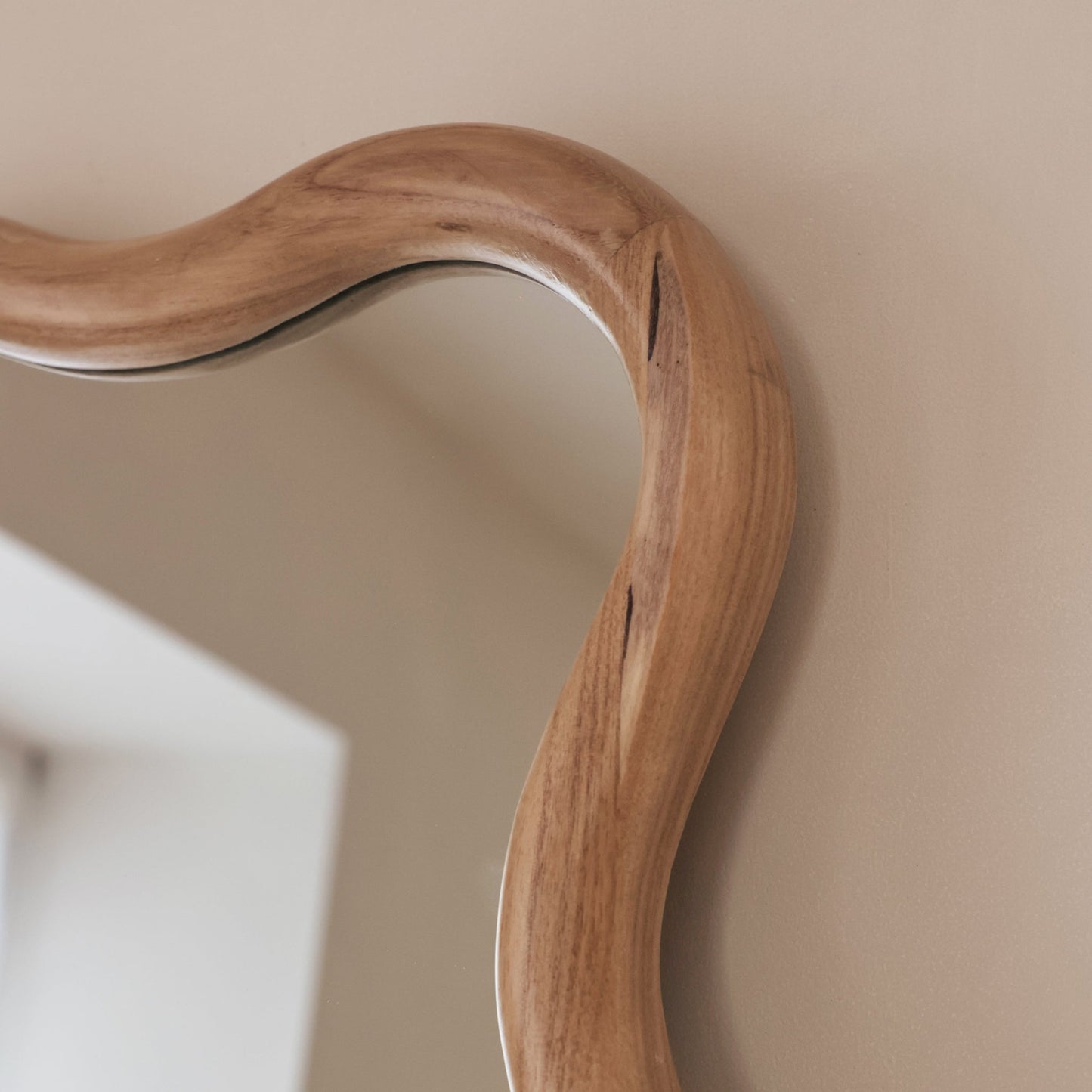 Marea - Specchio da Parete Retro Ondulato in Legno Chiaro 100cm x 70cm