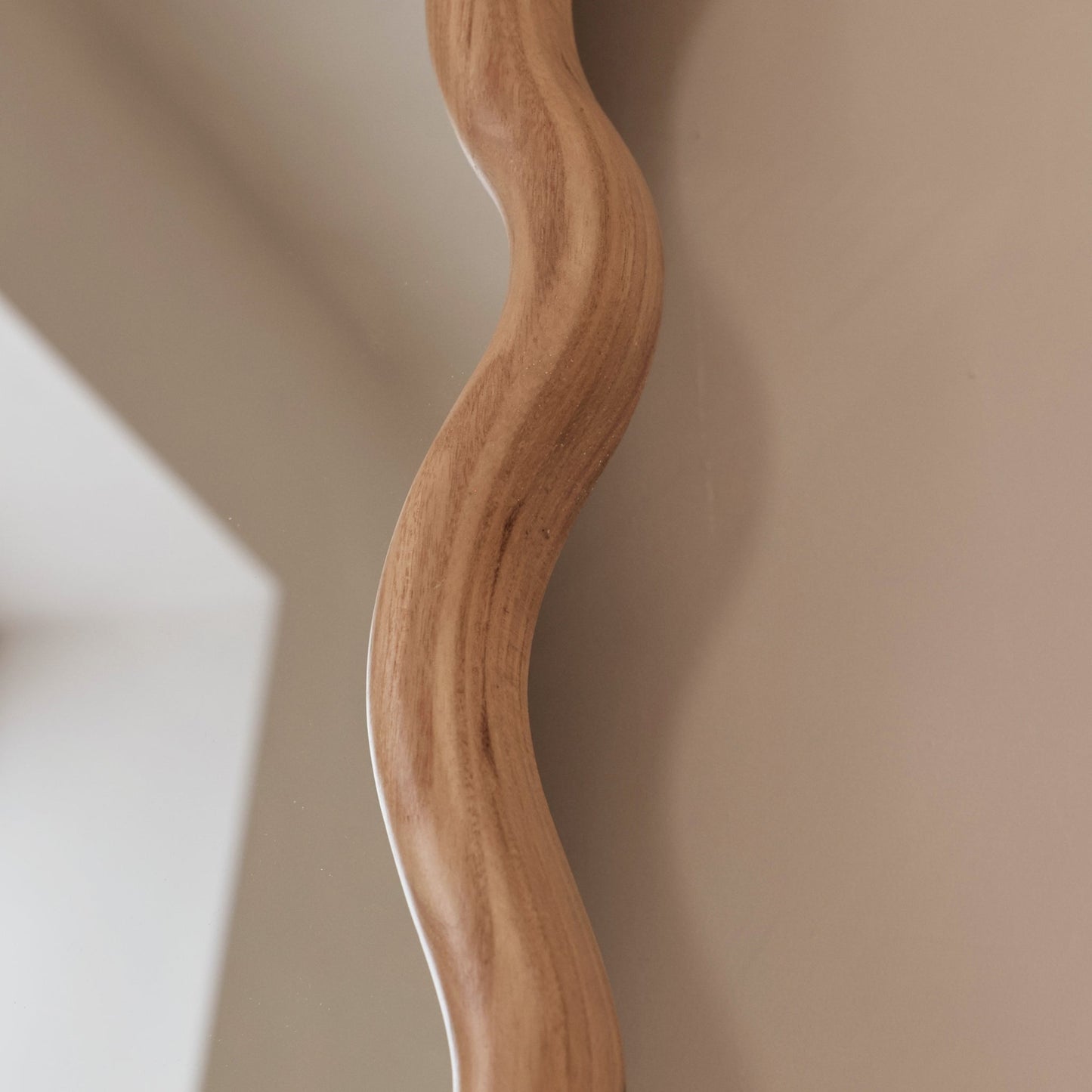Marea - Specchio da Parete Retro Ondulato in Legno Chiaro 100cm x 70cm
