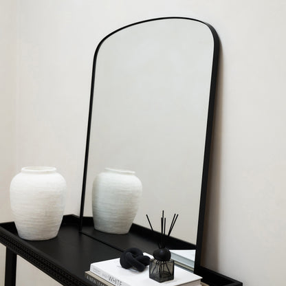 Bowness - Specchio da Parete ad Arco in Metallo Contemporaneo Nero 90cm x 75cm