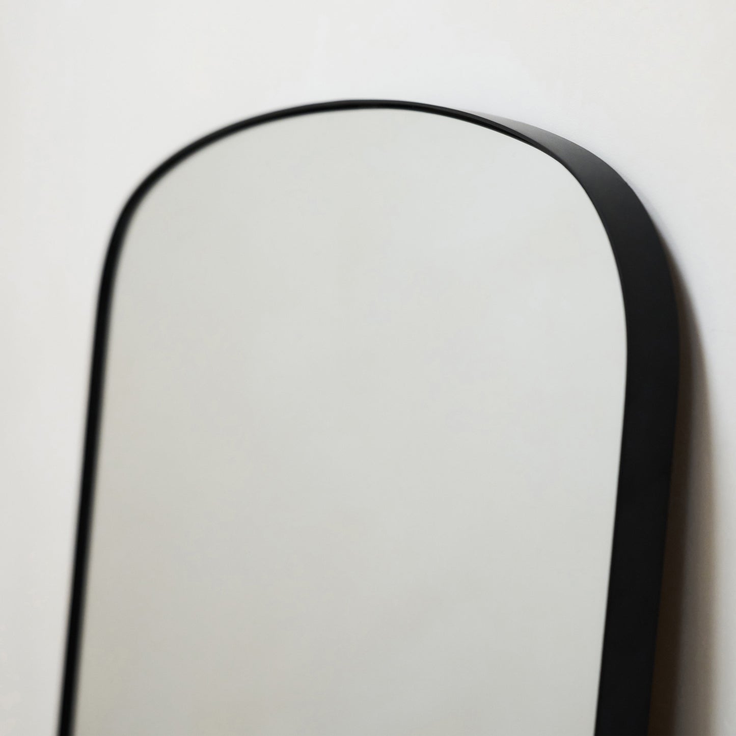 Bowness - Specchio da Parete ad Arco in Metallo Contemporaneo Nero 90cm x 75cm