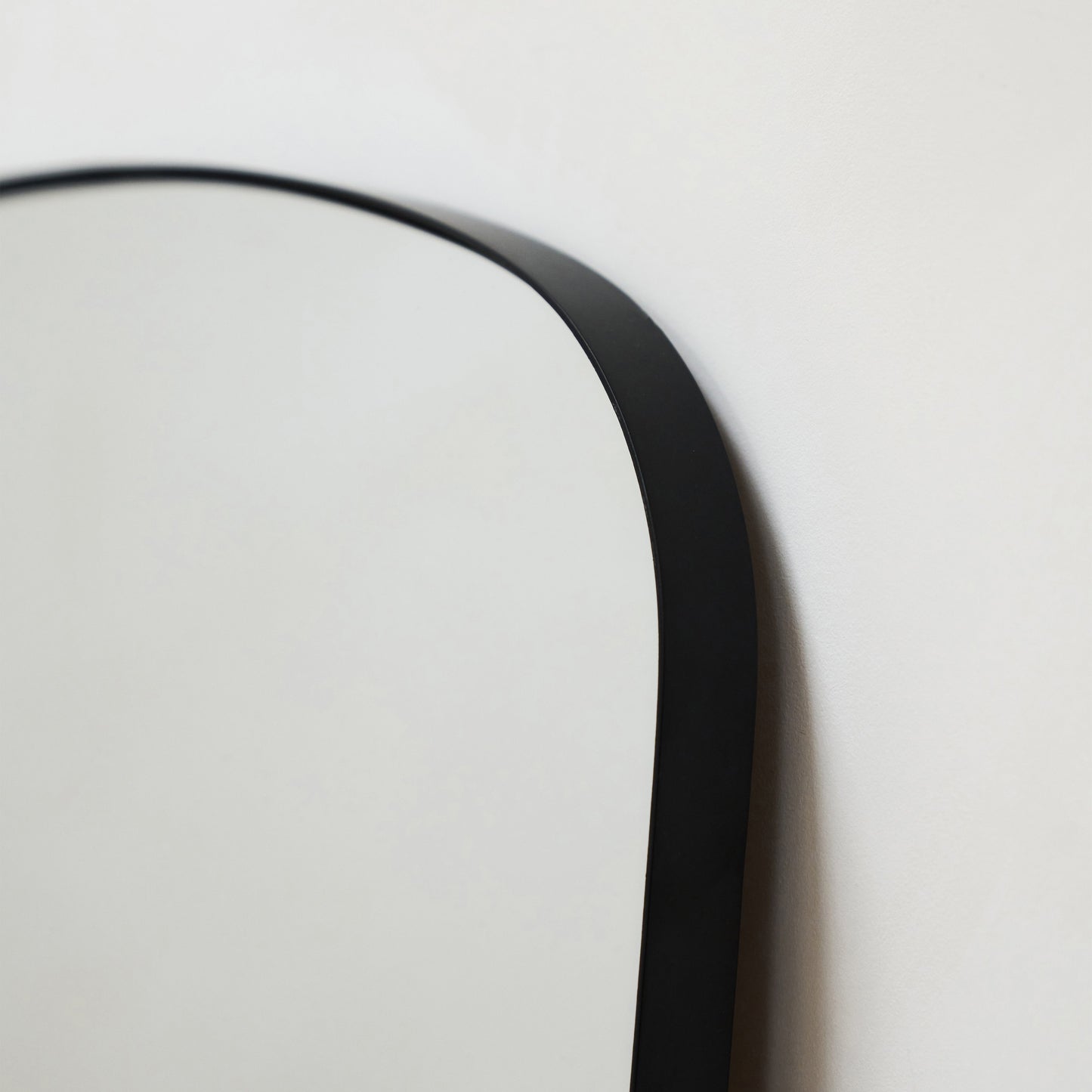 Bowness - Specchio da Parete ad Arco in Metallo Contemporaneo Nero 90cm x 75cm