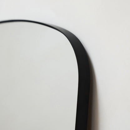 Bowness - Specchio da Parete ad Arco in Metallo Contemporaneo Nero 90cm x 75cm