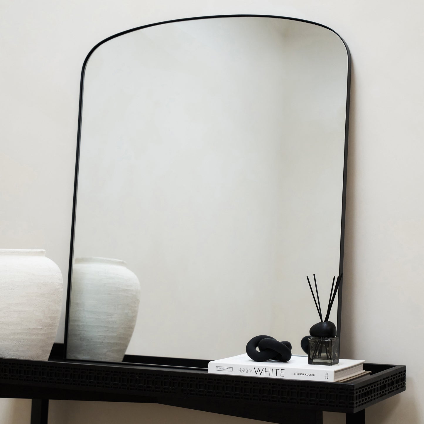 Bowness - Specchio da Parete ad Arco in Metallo Contemporaneo Nero 90cm x 75cm