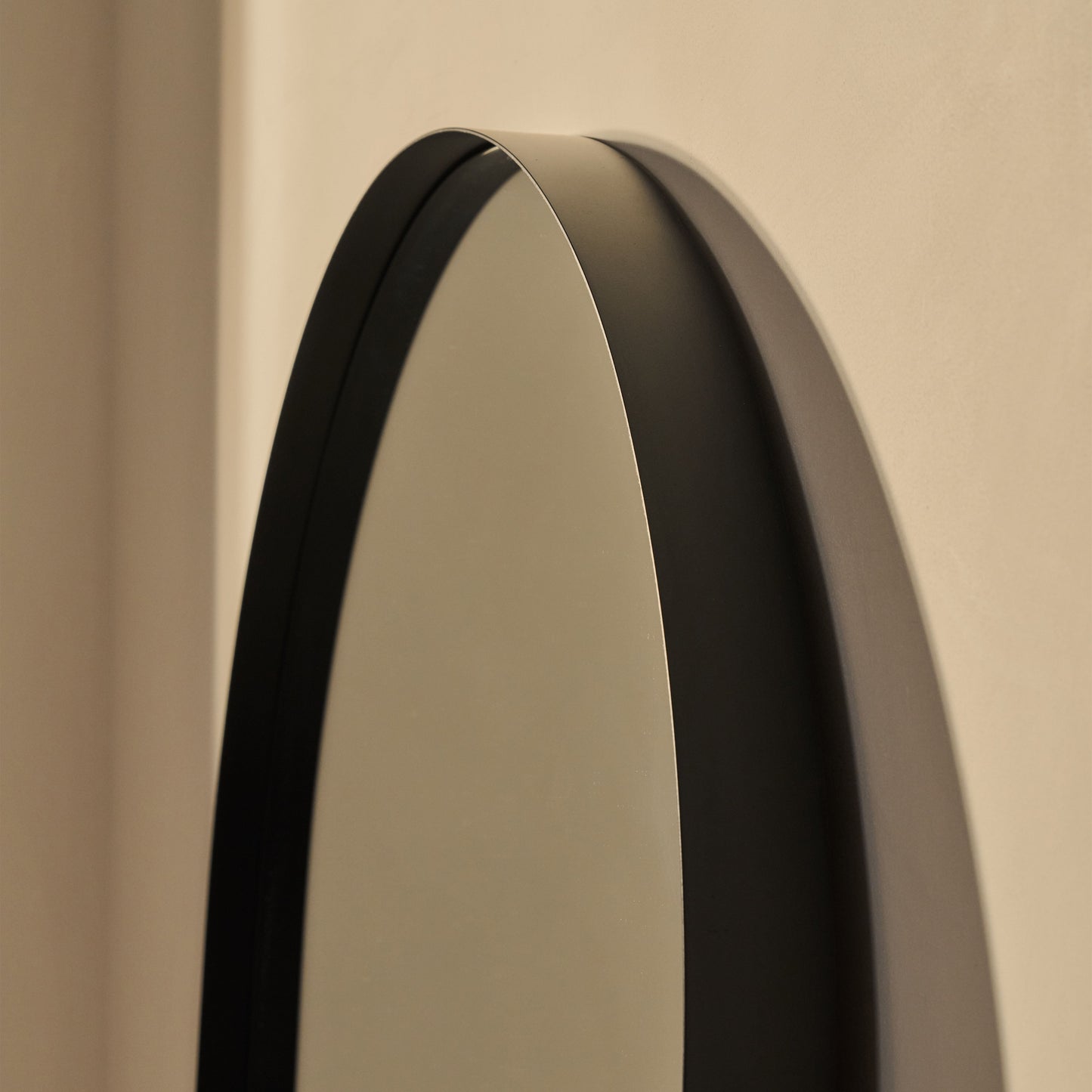 Arcus - Specchio a Arco Grande in Metallo Nero a Figura Intera 170cm x 80cm