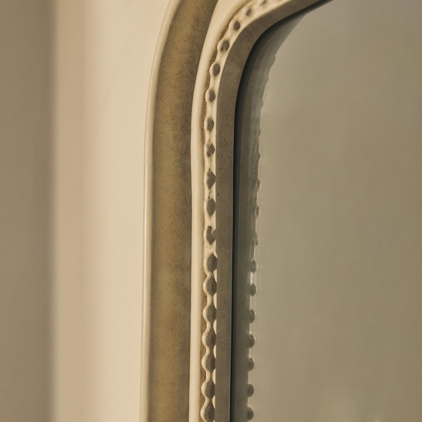 James - Specchio ad Arco a Figura Intera in Cemento 189cm x 80cm