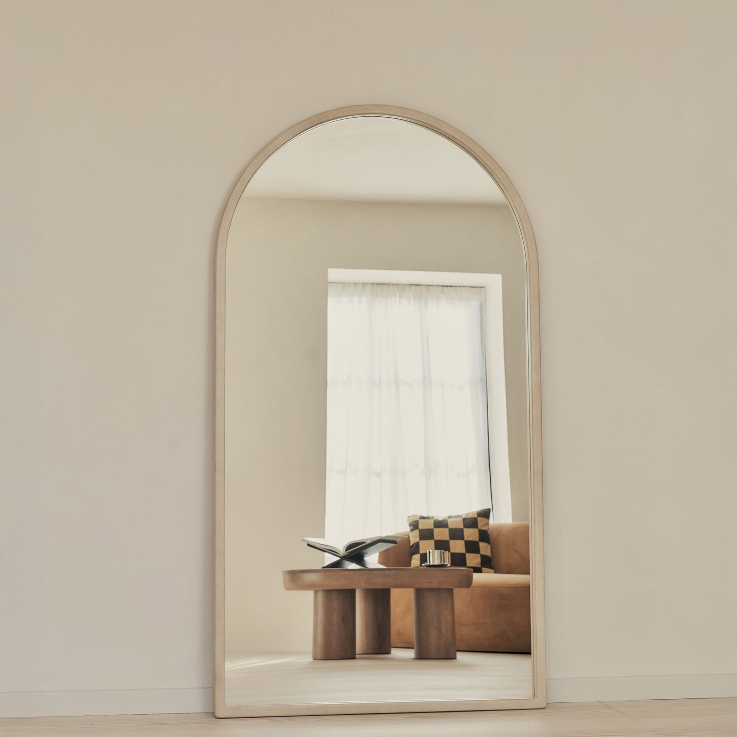 Arden - Specchio in Legno ad Arco a Figura Intera Color Cemento 175cm x 95cm