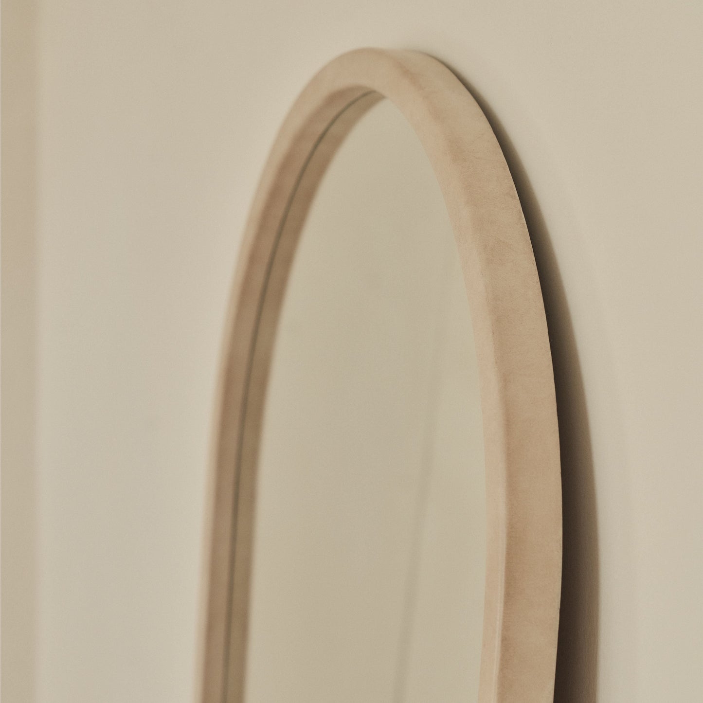Arden - Specchio in Legno ad Arco a Figura Intera Color Cemento 160cm x 60cm