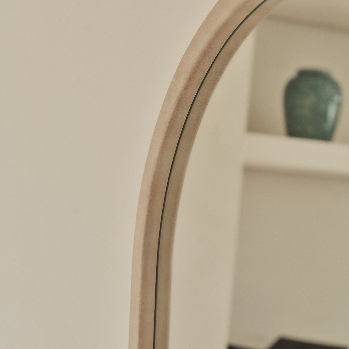 Arden - Specchio in Legno ad Arco a Figura Intera Color Cemento 160cm x 60cm