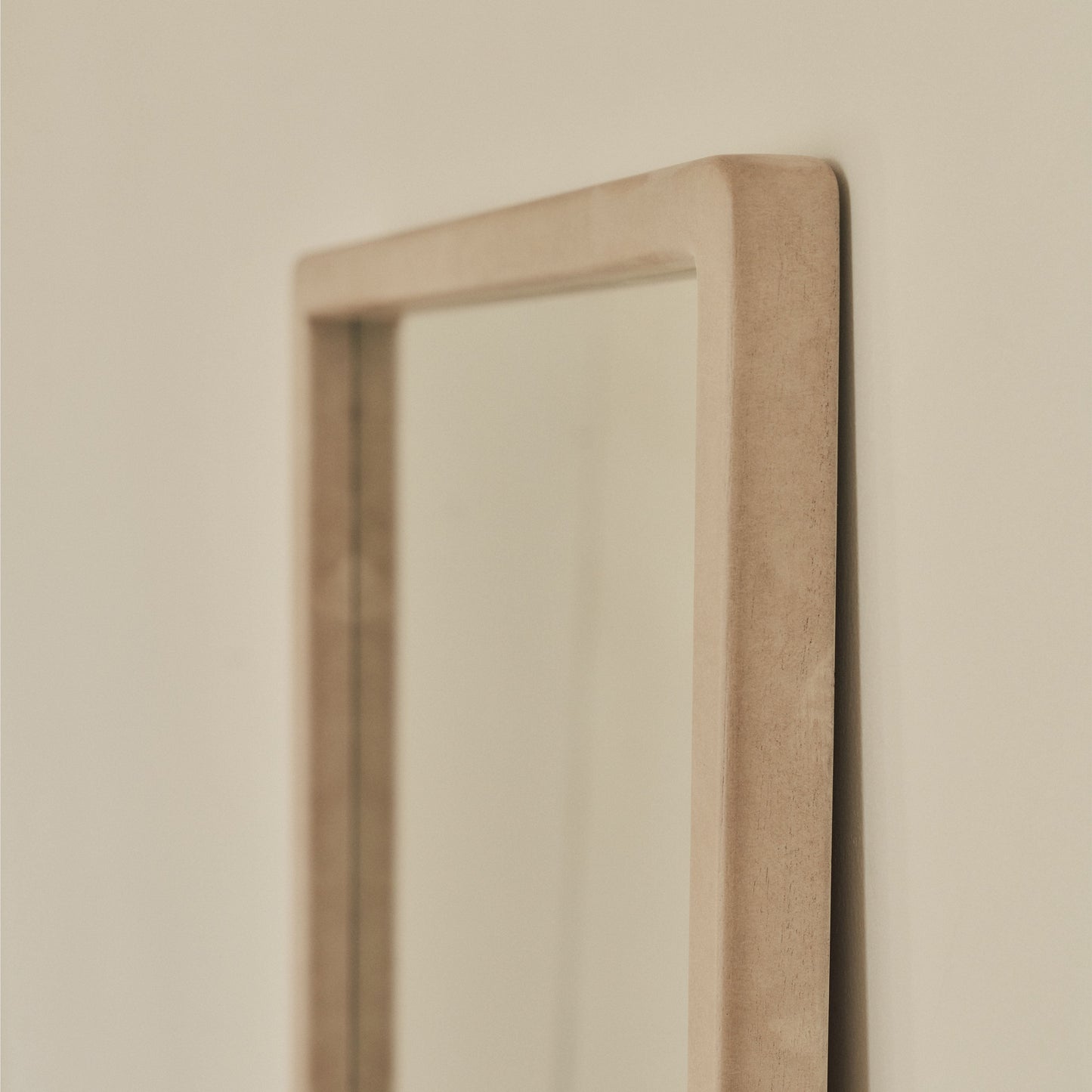 Arden - Specchio in Legno a Figura Intera Color Cemento 140cm x 45cm