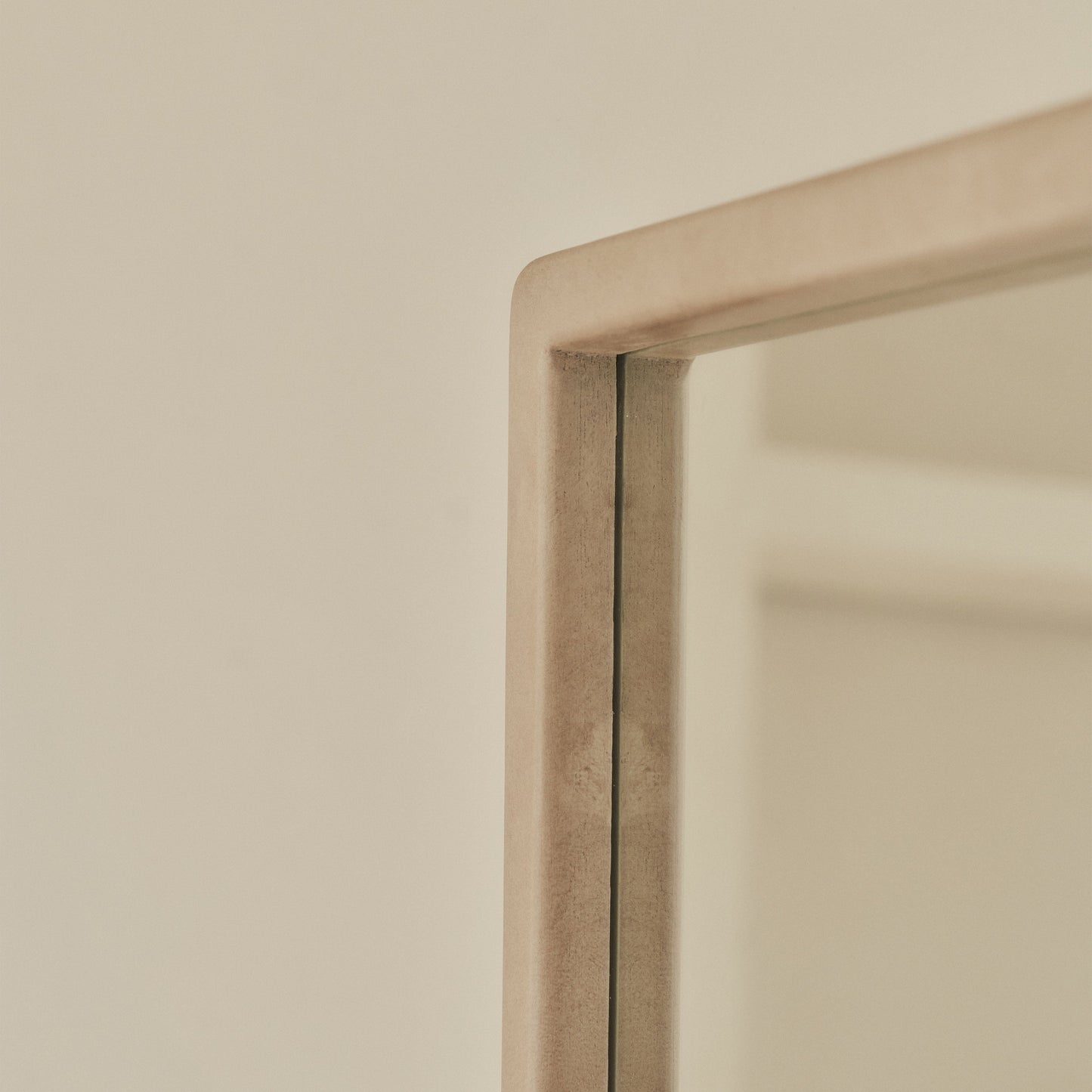 Arden - Specchio in Legno a Figura Intera Color Cemento 140cm x 45cm