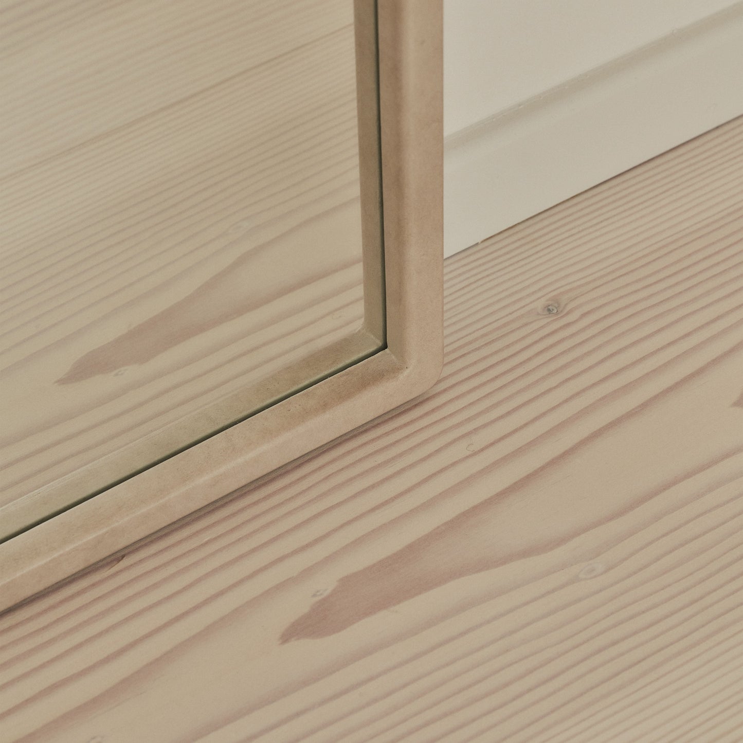 Arden - Specchio in Legno a Figura Intera Color Cemento 140cm x 45cm