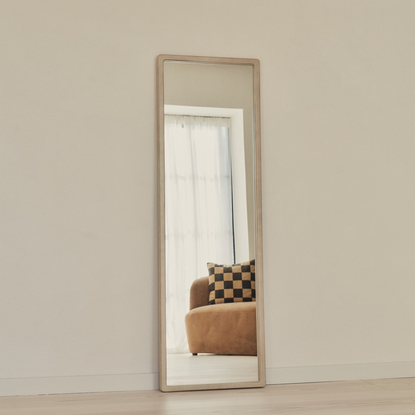 Arden - Specchio in Legno a Figura Intera Color Cemento 140cm x 45cm