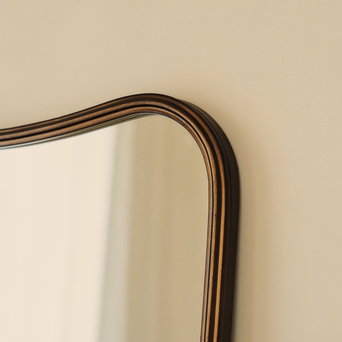 Louis - Specchio Sopra-camino Curvo in Metallo Bronzo Antico 90cm x 75cm