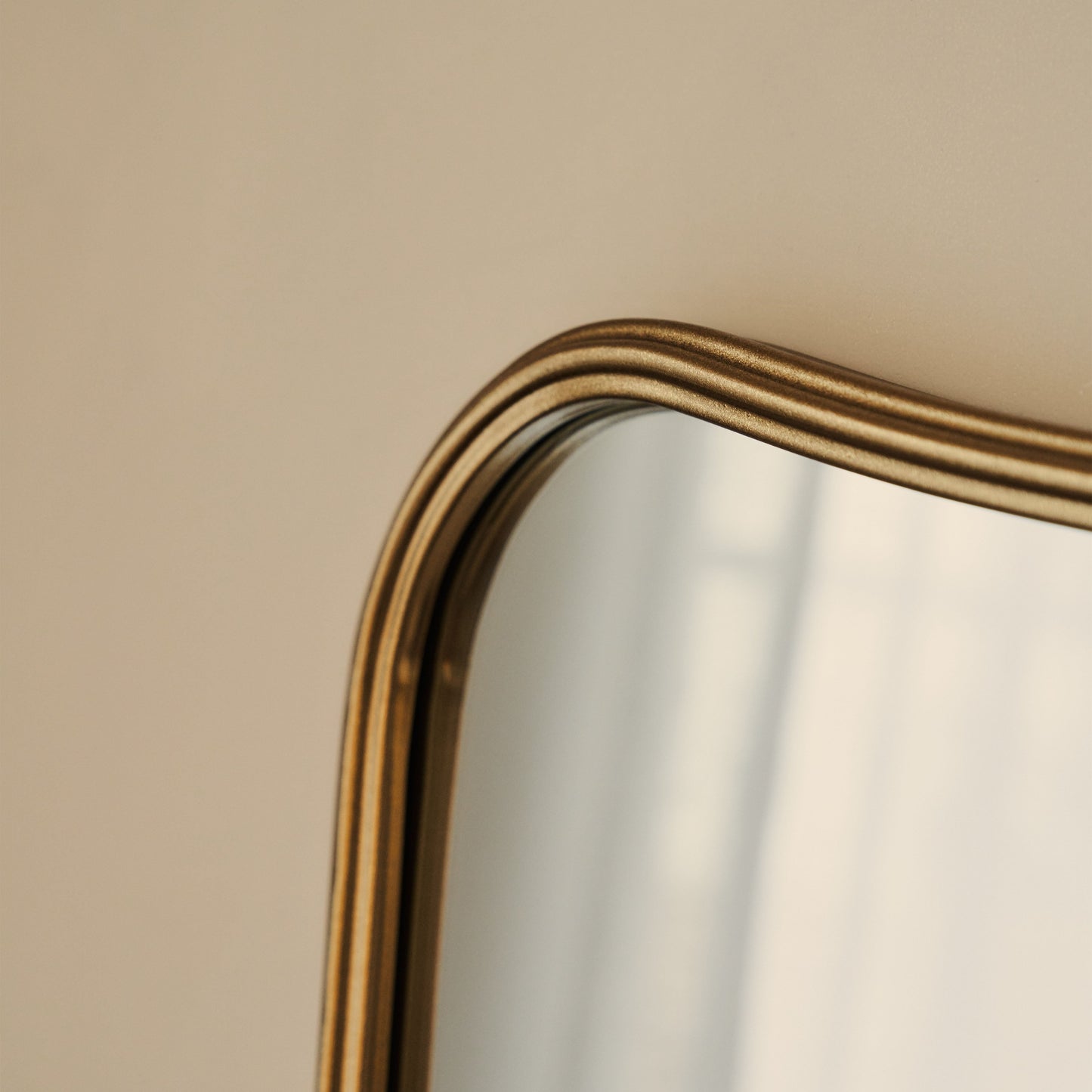 Louis - Specchio Sopracamino a Arco in Metallo Oro 90cm x 75cm