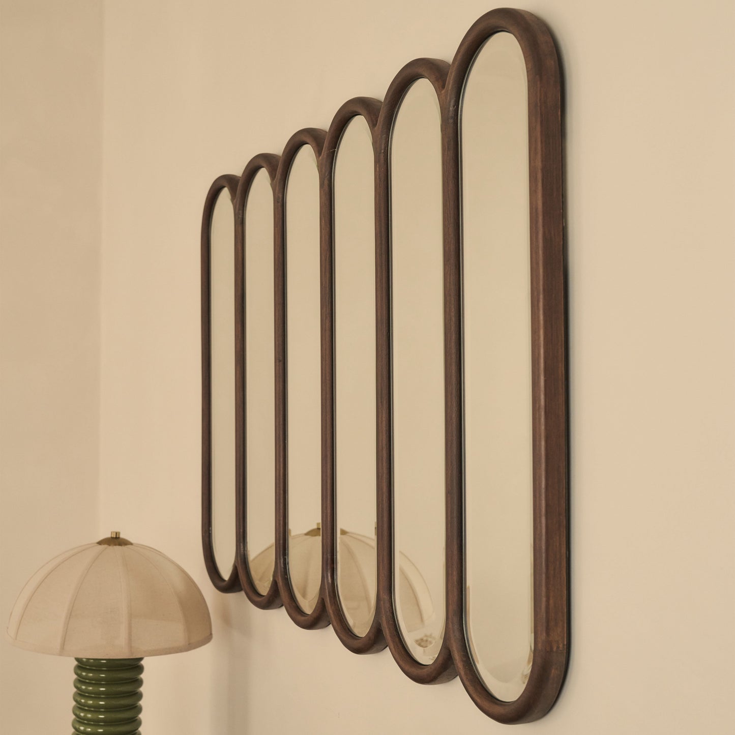 Reims - Specchio in Legno ad Arco con Pannelli in Legno Scuro 120cm x 80cm