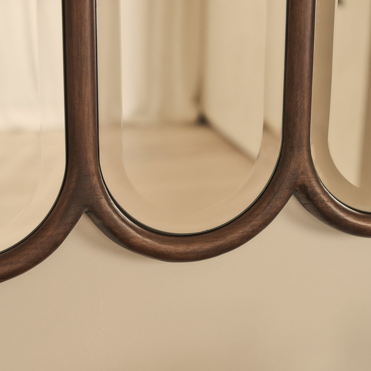 Reims - Specchio in Legno ad Arco con Pannelli in Legno Scuro 120cm x 80cm