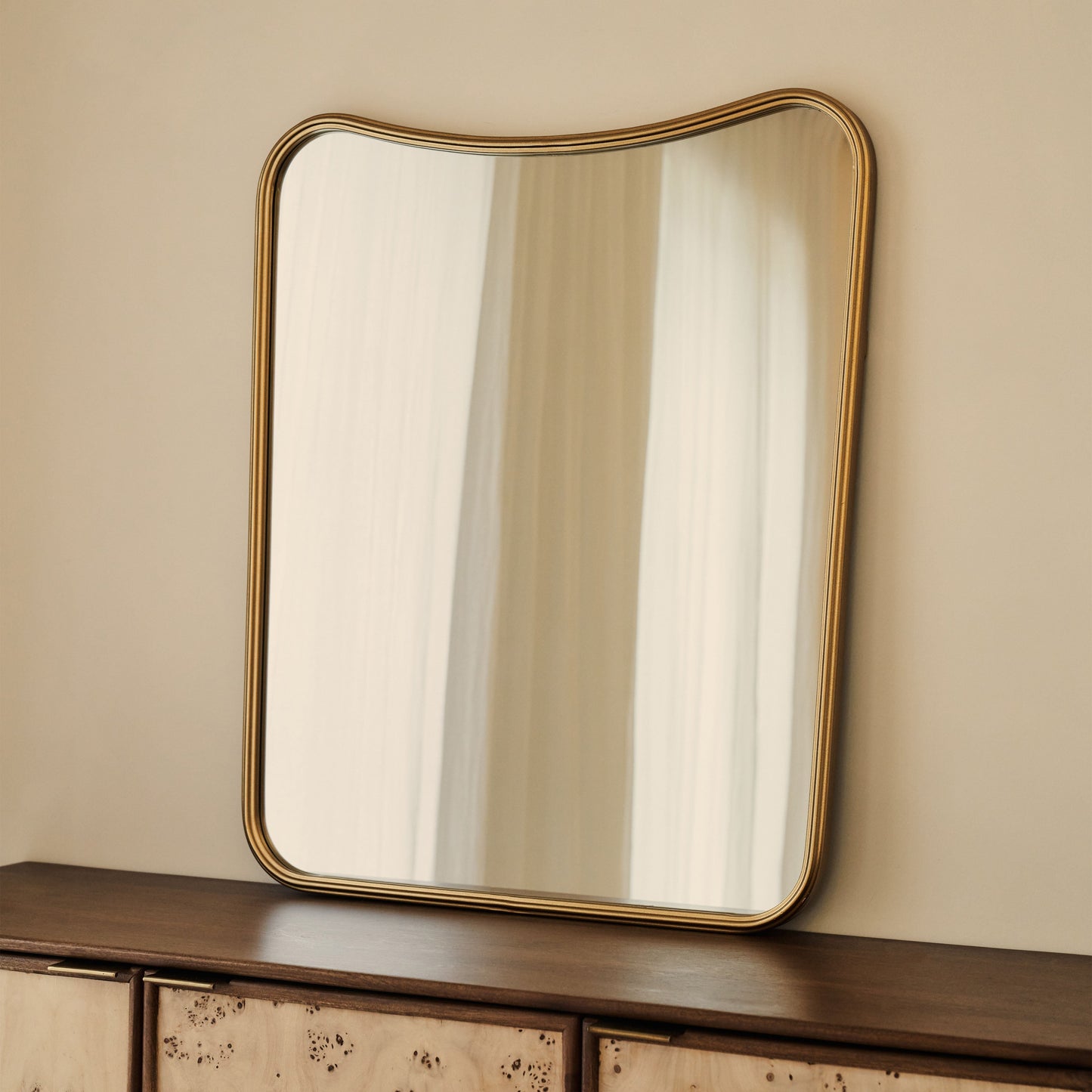 Louis - Specchio Sopracamino a Arco in Metallo Oro 90cm x 75cm