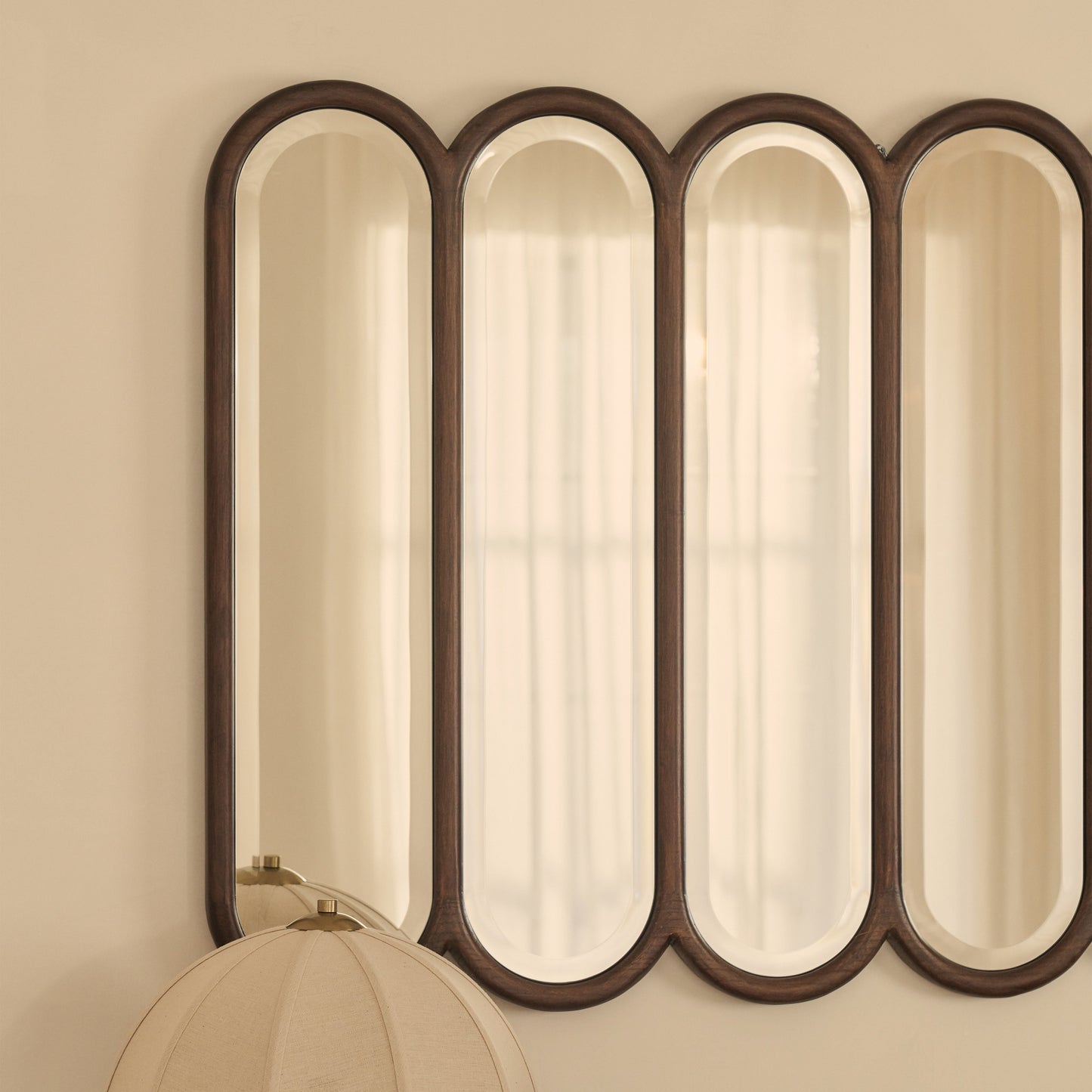 Reims - Specchio in Legno ad Arco con Pannelli in Legno Scuro 120cm x 80cm
